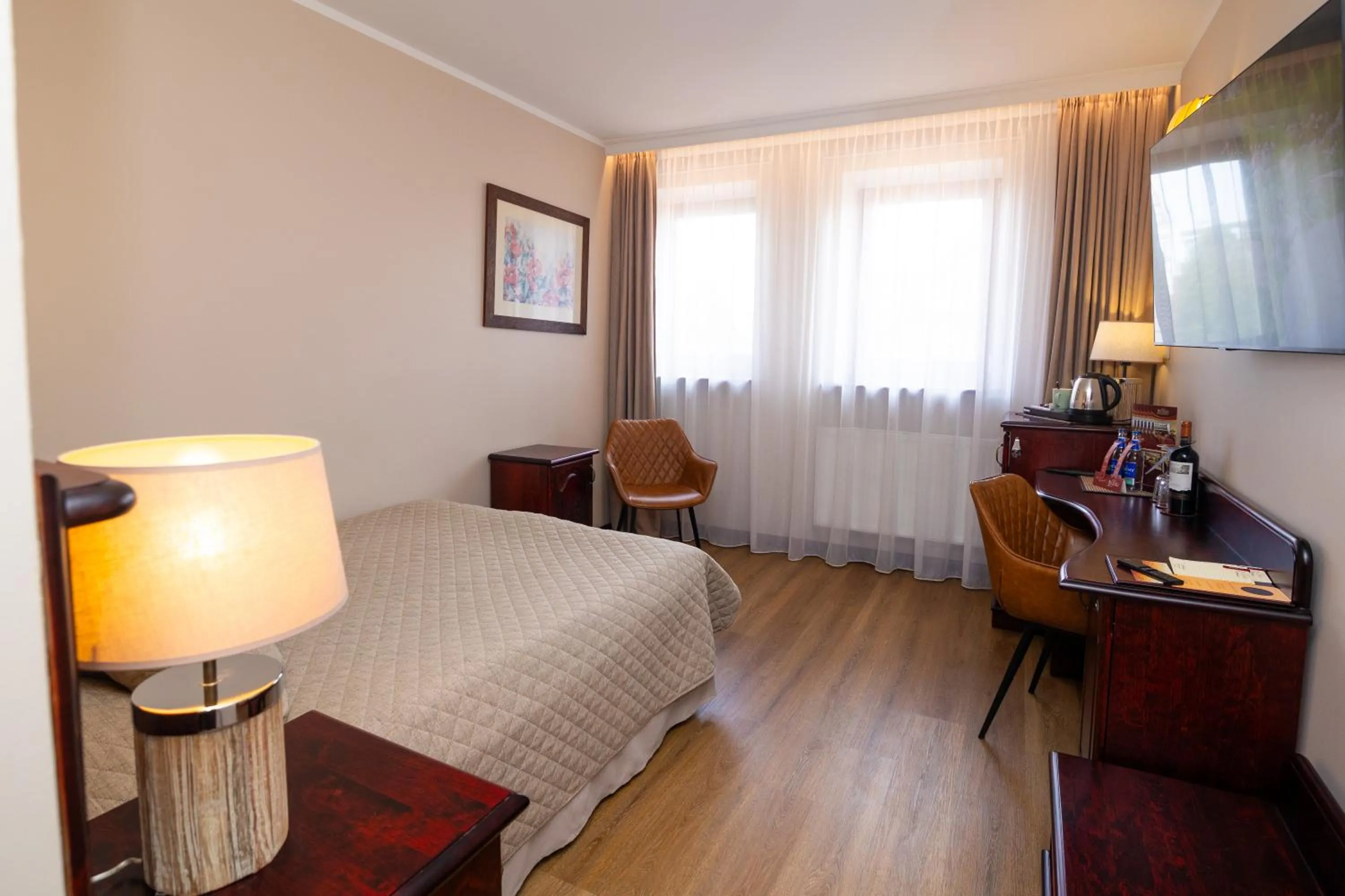 Photo of the whole room, Bed in Hotel Legend