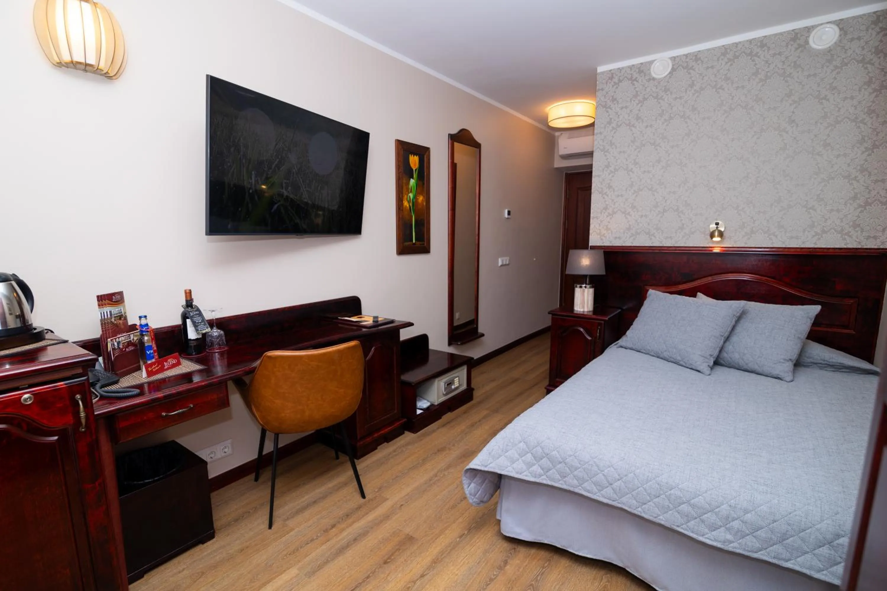 Photo of the whole room, Bed in Hotel Legend