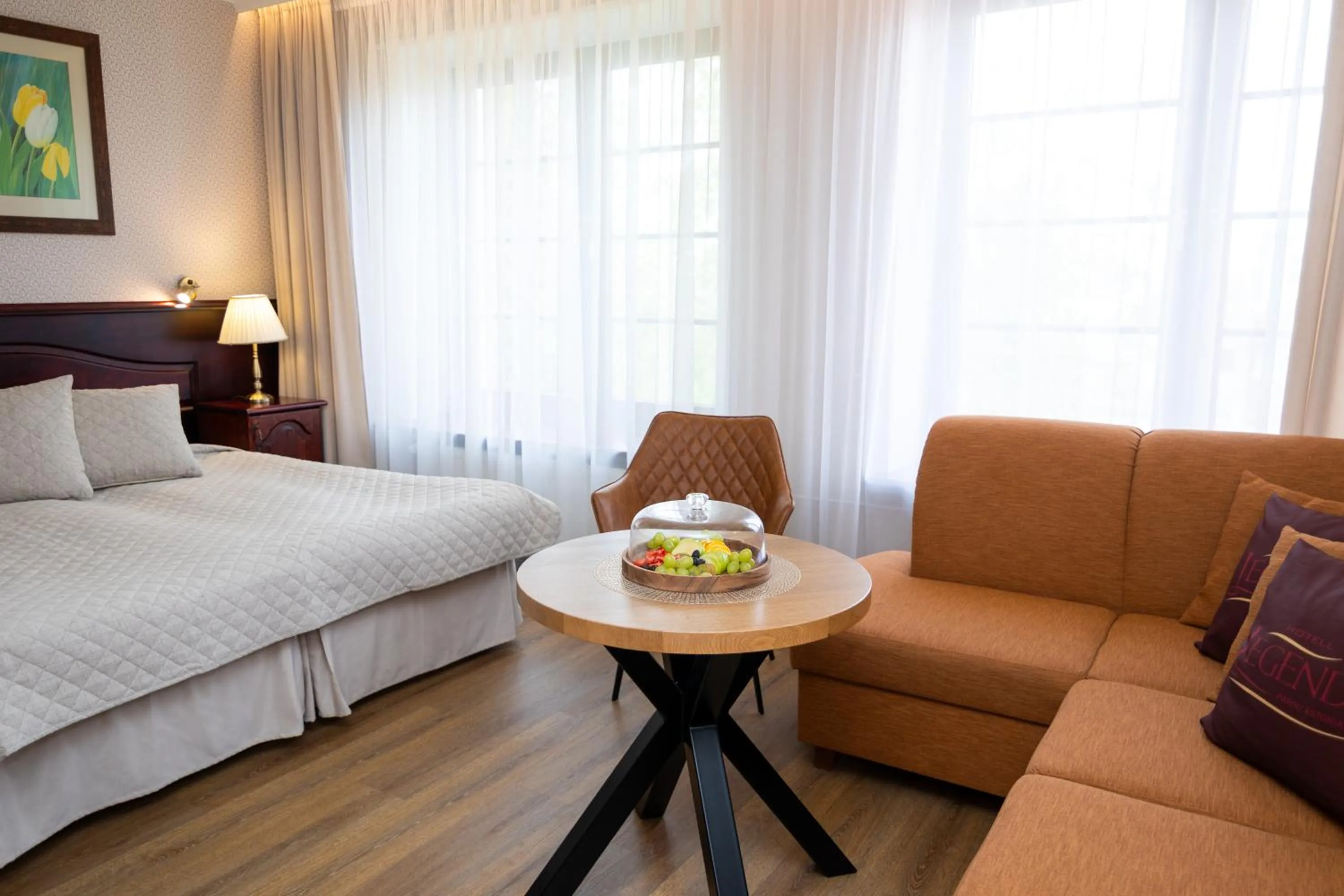 Photo of the whole room, Bed in Hotel Legend