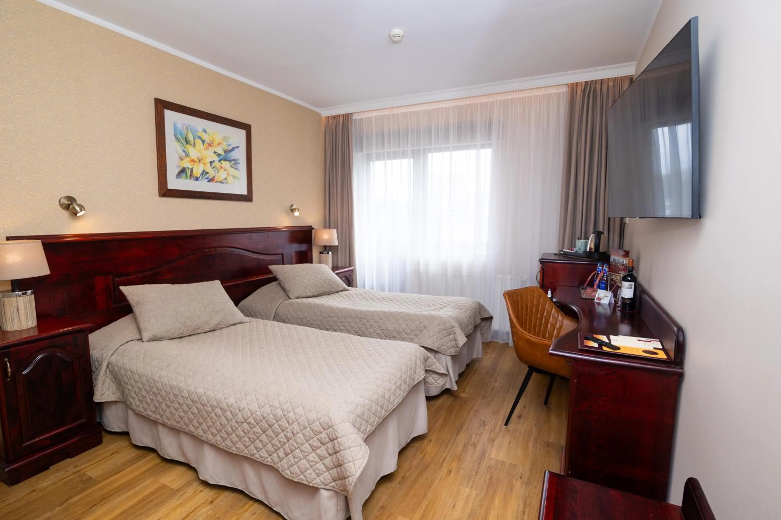 Photo of the whole room, Bed in Hotel Legend