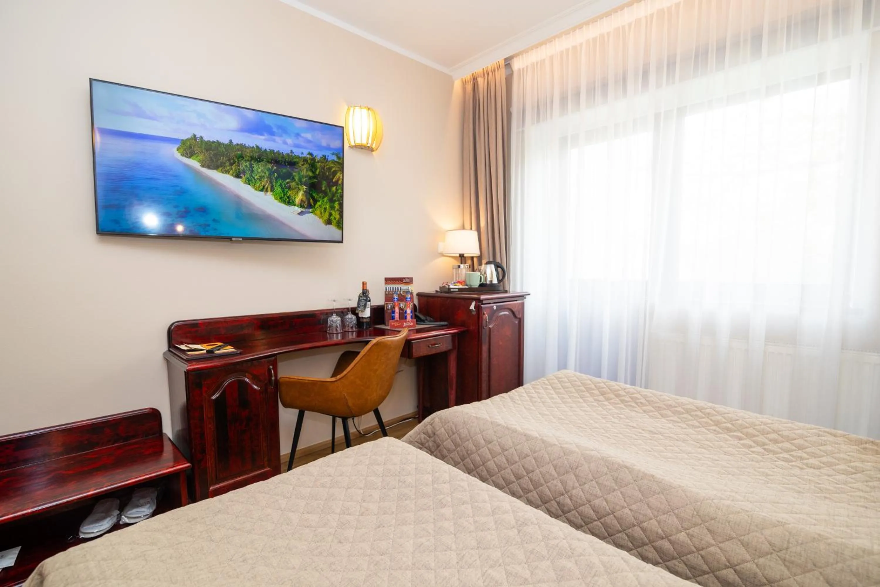 Photo of the whole room, Bed in Hotel Legend