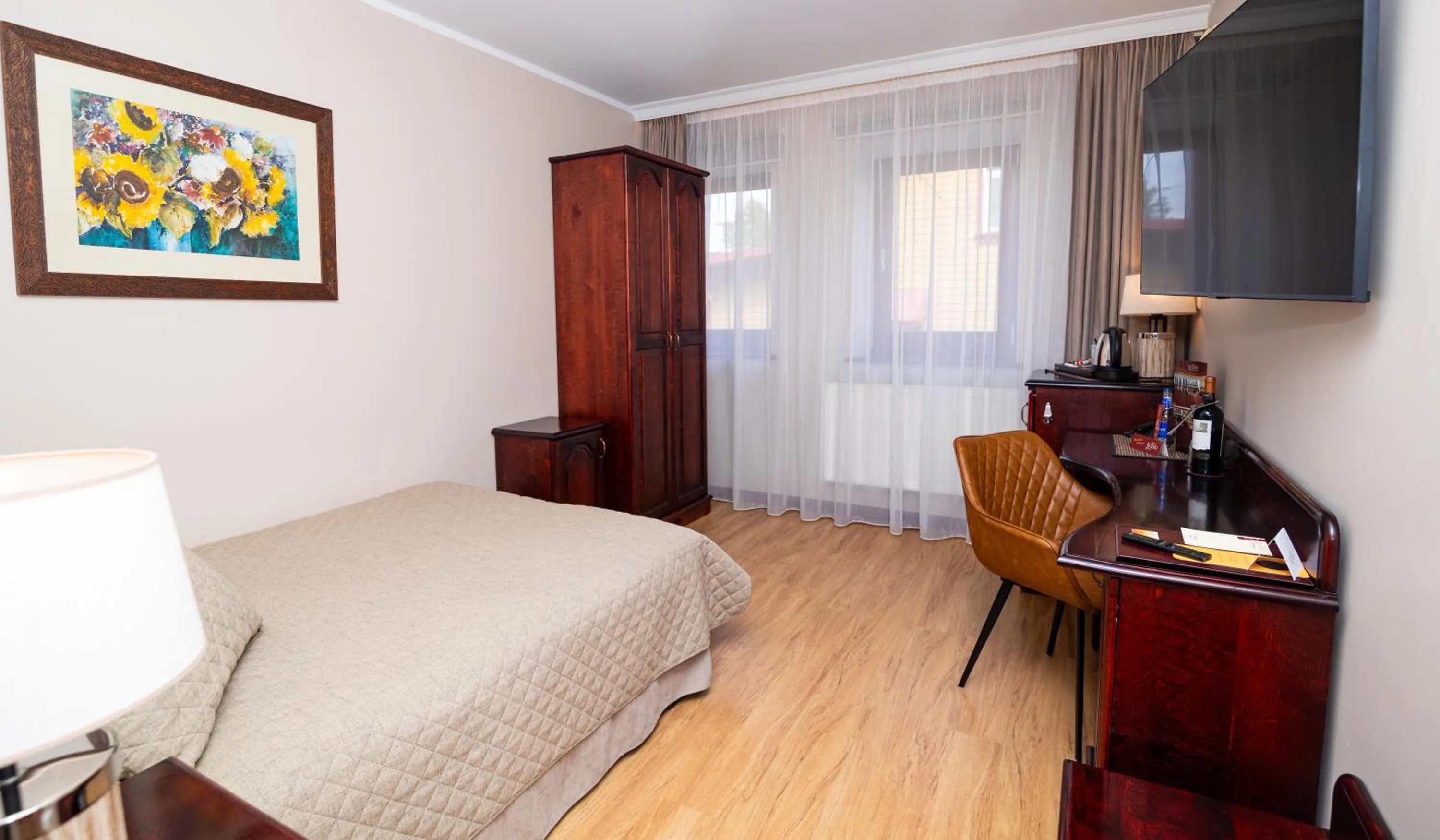 Photo of the whole room, Bed in Hotel Legend