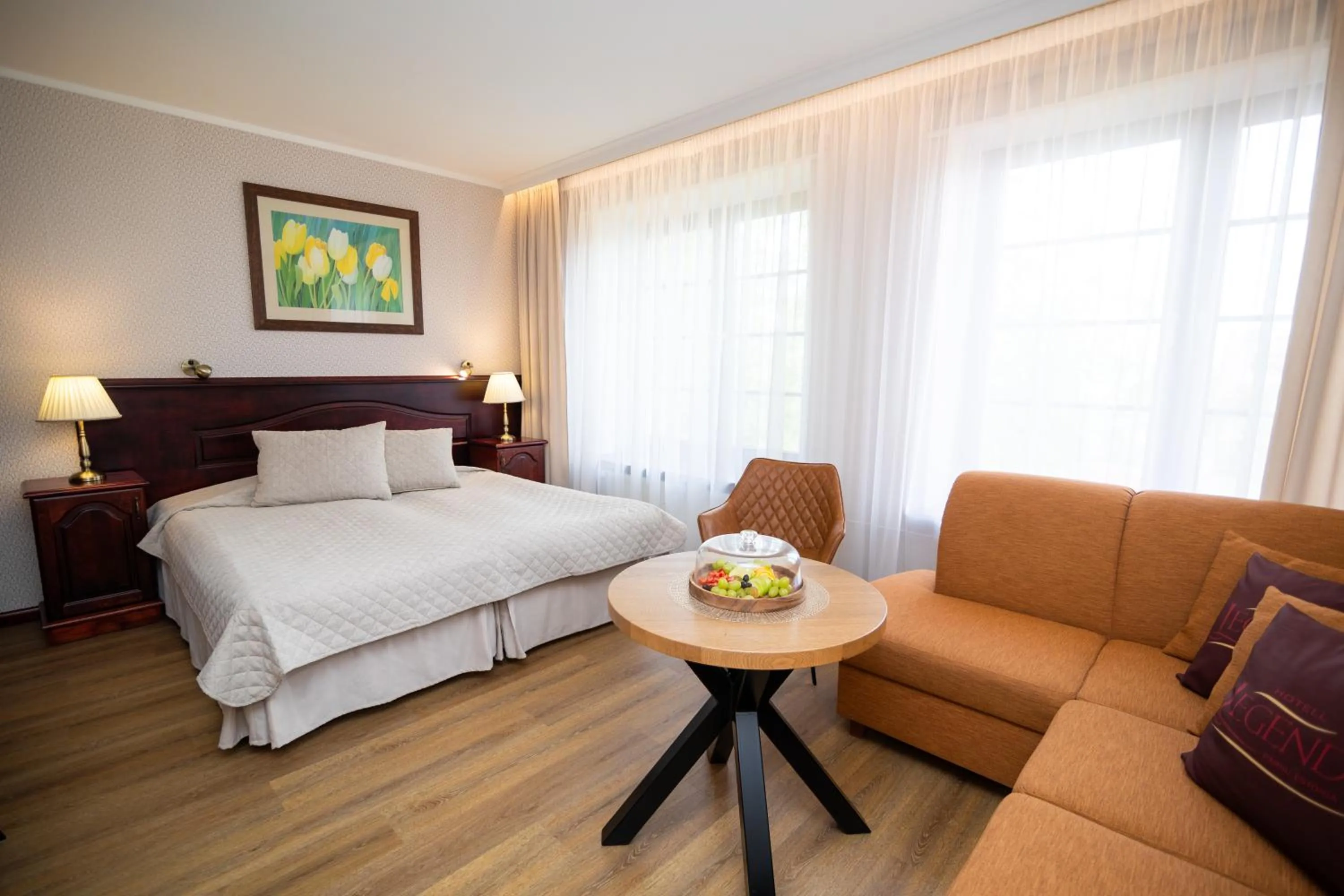 Photo of the whole room, Bed in Hotel Legend