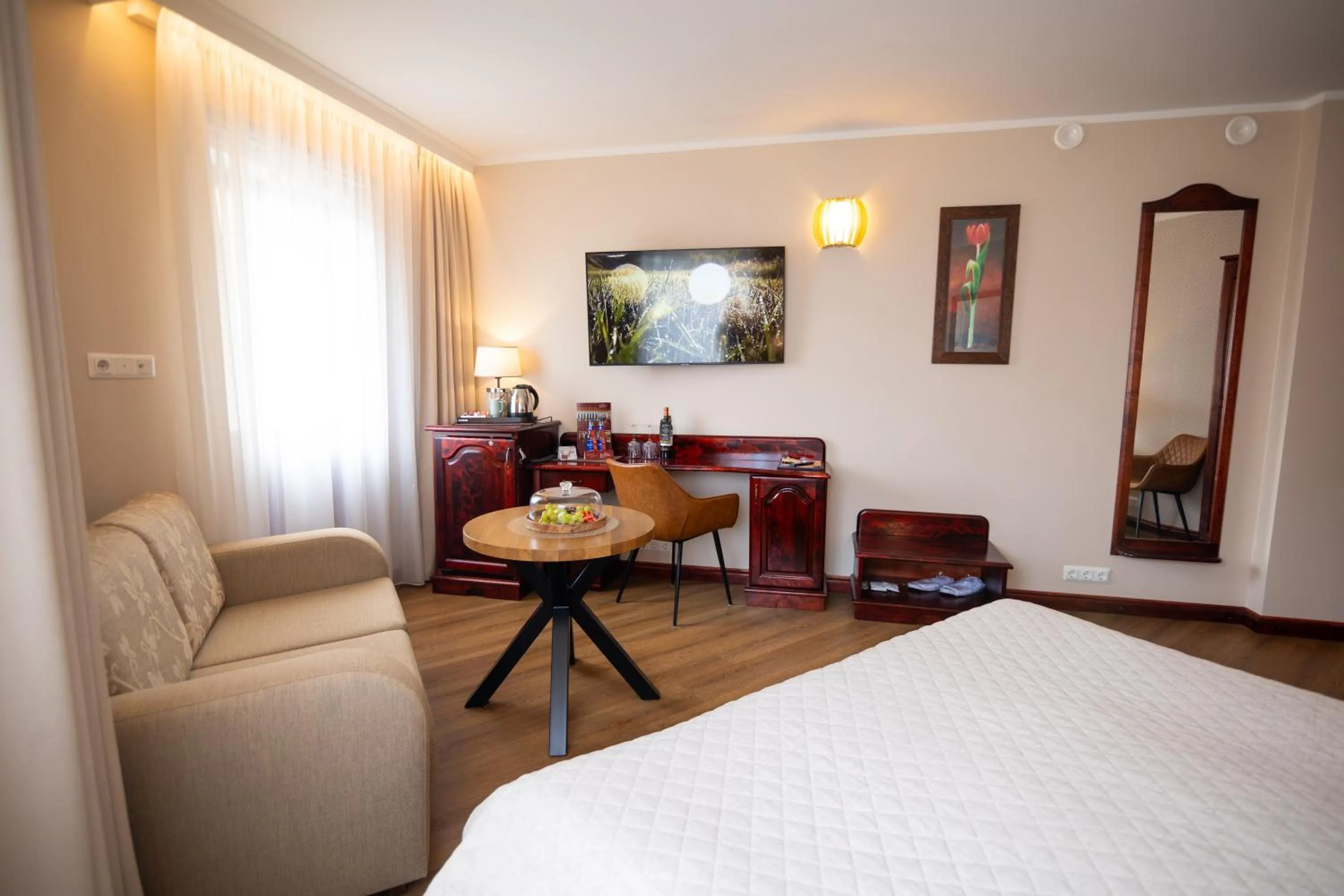 Photo of the whole room, Bed in Hotel Legend