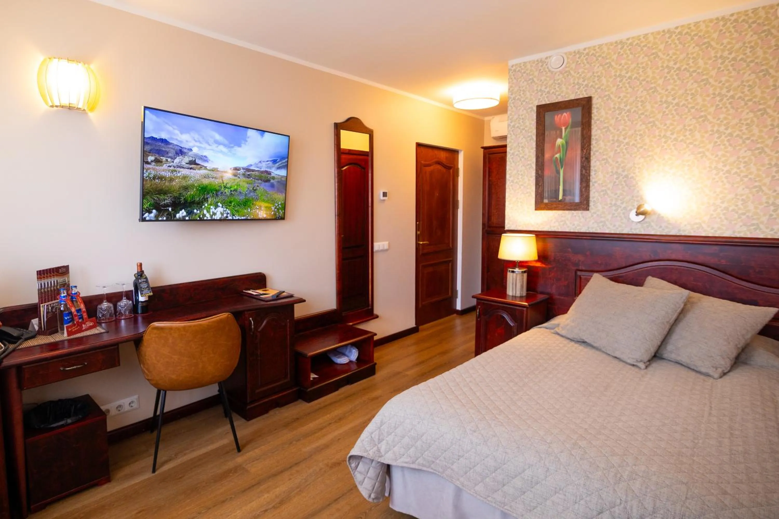 Photo of the whole room, Bed in Hotel Legend