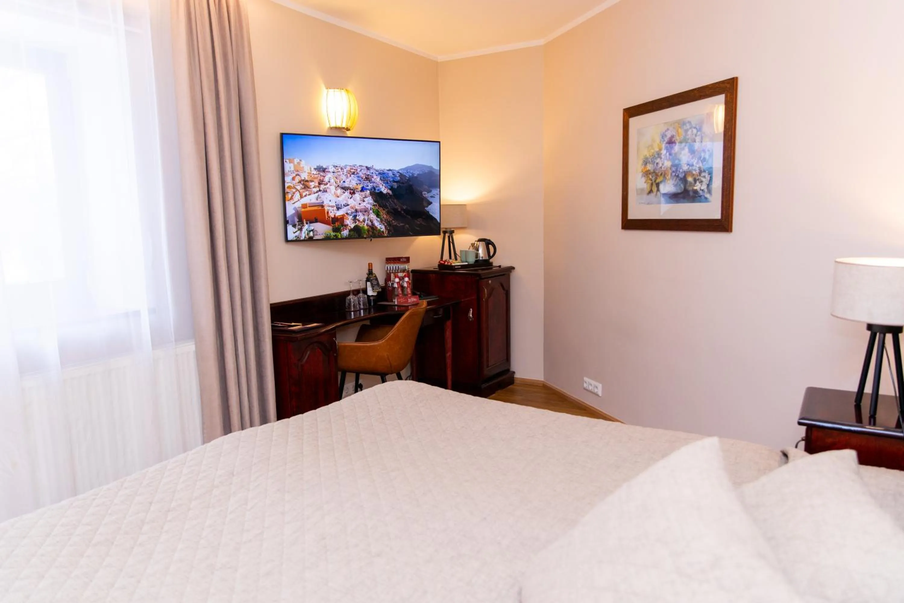 Photo of the whole room, Bed in Hotel Legend