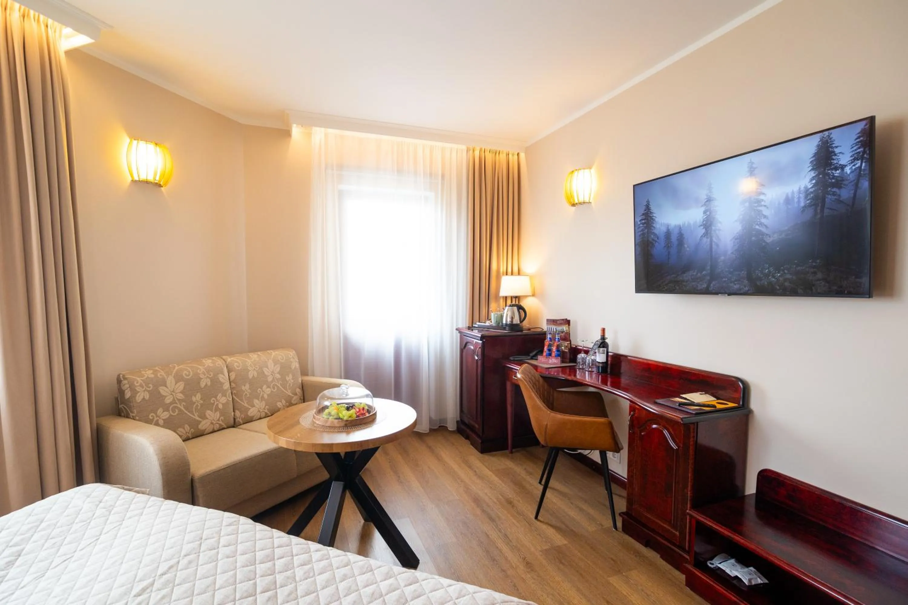 Photo of the whole room, Bed in Hotel Legend