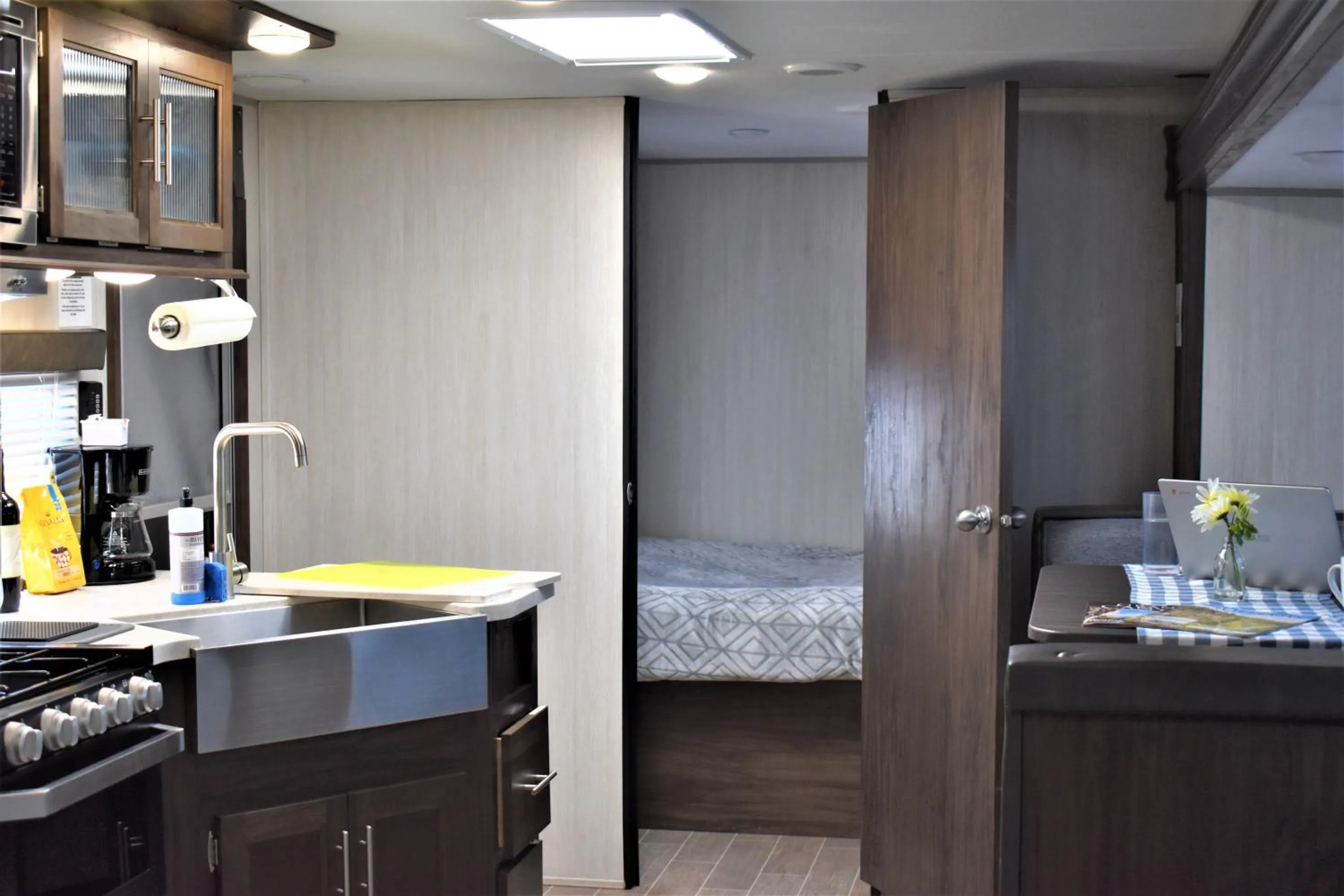 Living room, Bed in Grand Canyon RV Glamping