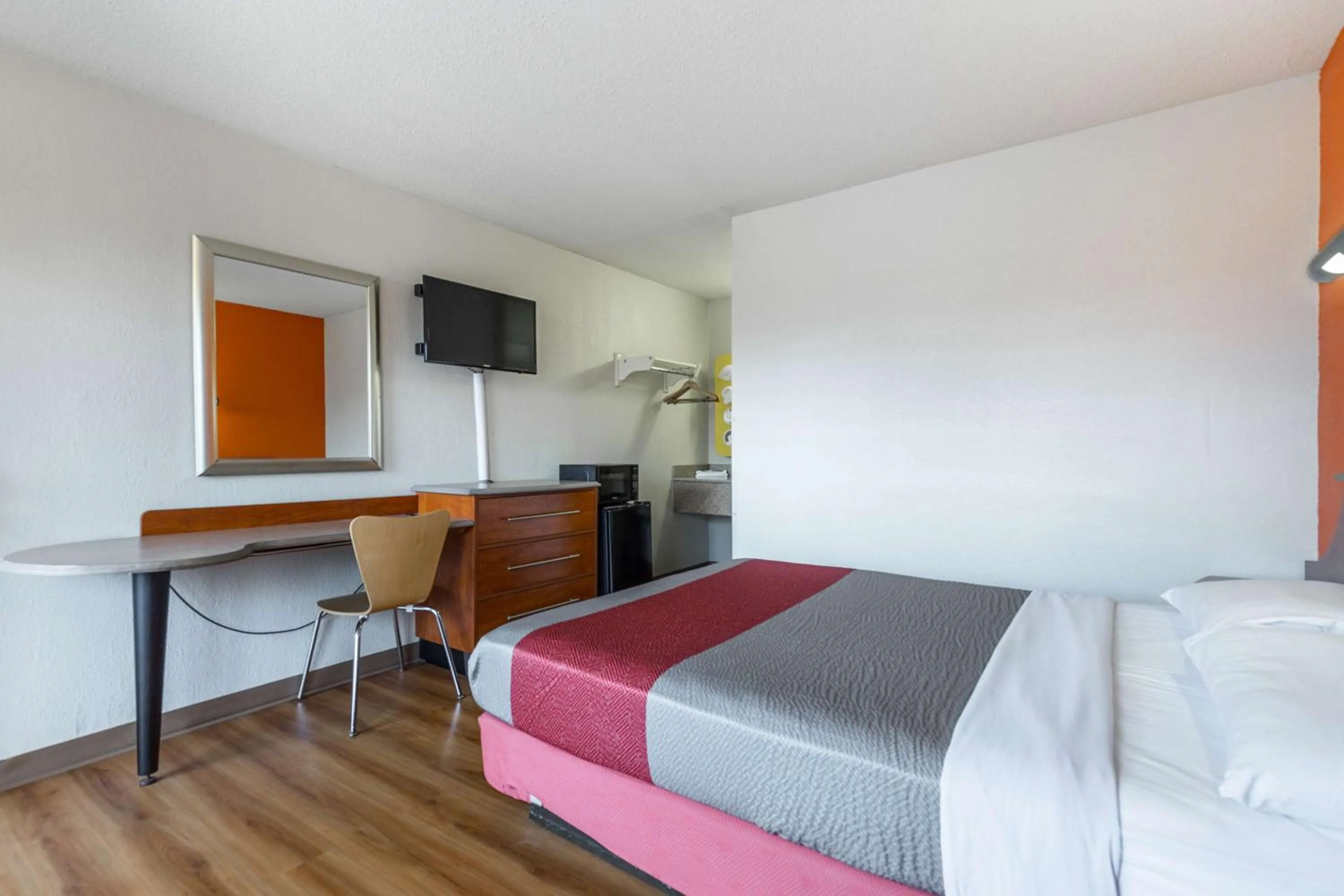 TV and multimedia, Bed in Motel 6-Mount Vernon, IL