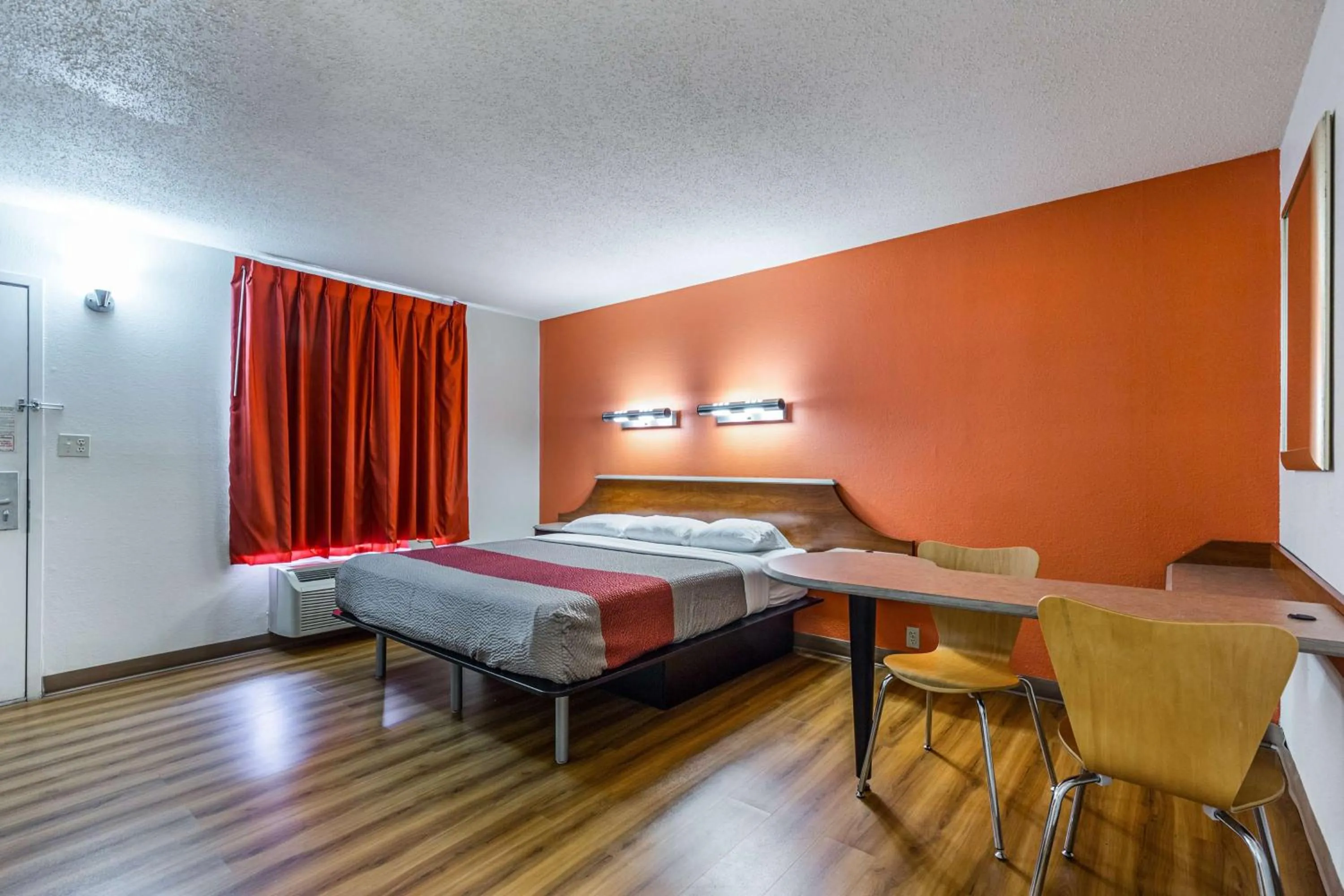 TV and multimedia, Bed in Motel 6-Mount Vernon, IL