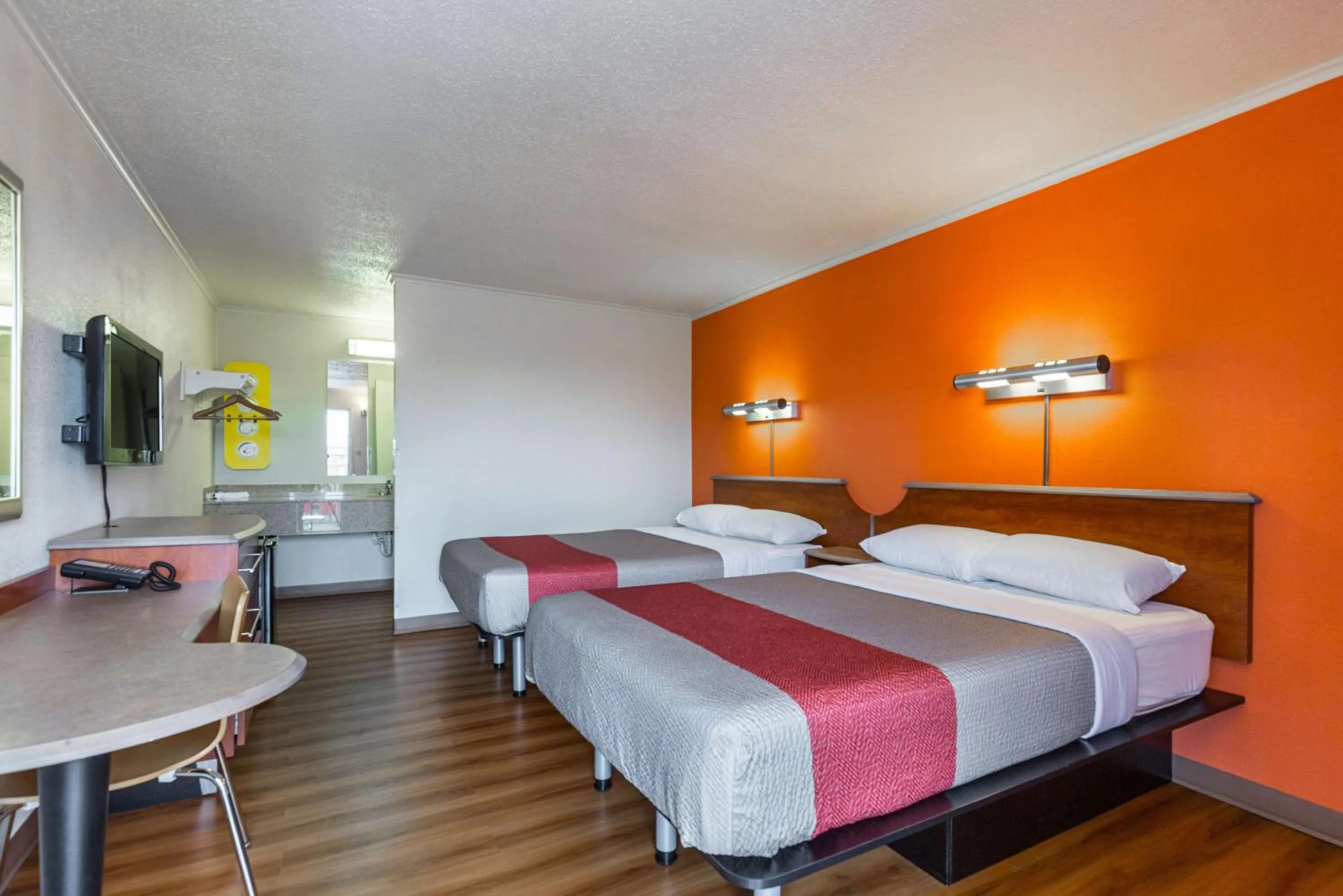 TV and multimedia, Bed in Motel 6-Mount Vernon, IL