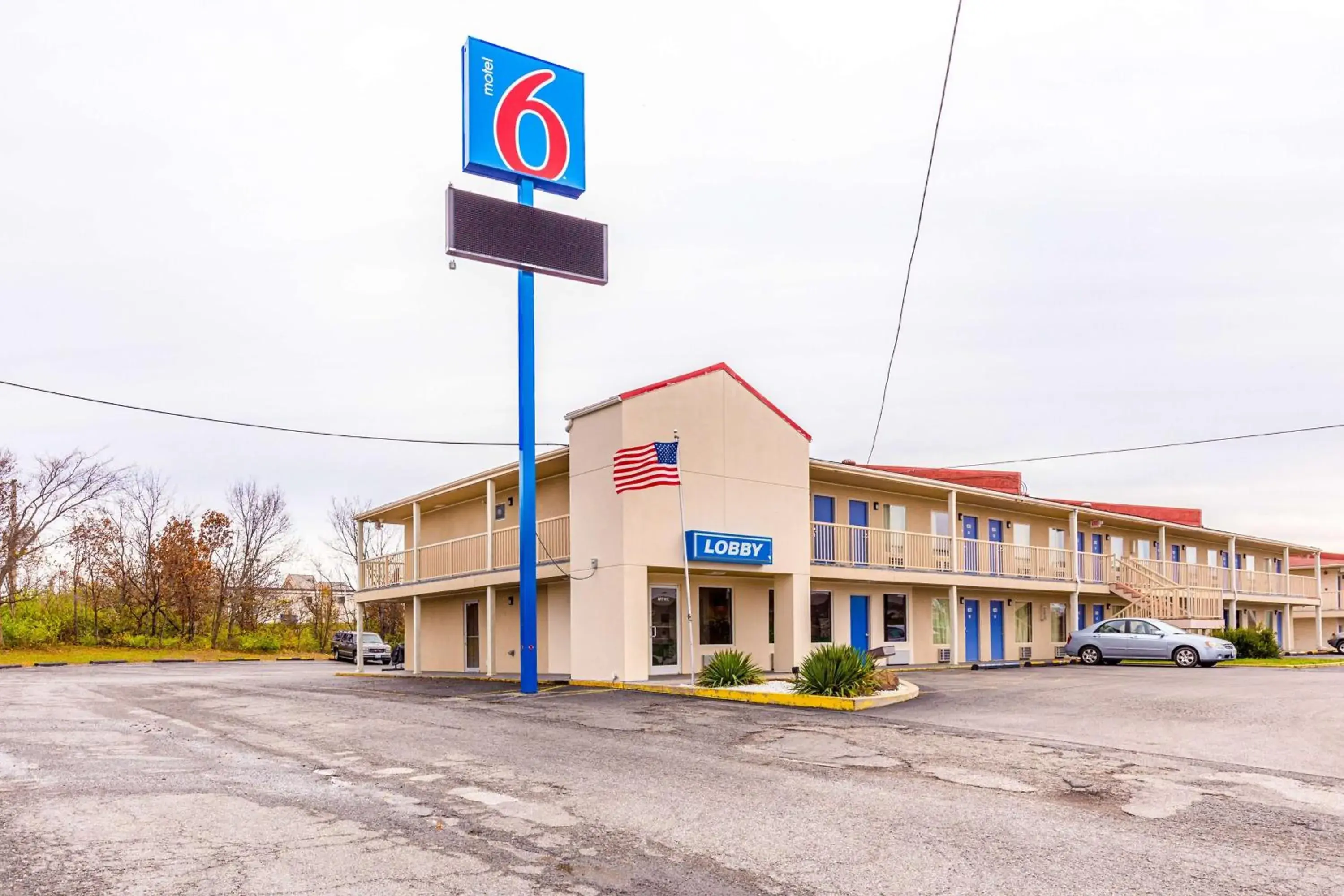 Property building in Motel 6-Mount Vernon, IL Property building in Motel 6-Mount Vernon, IL