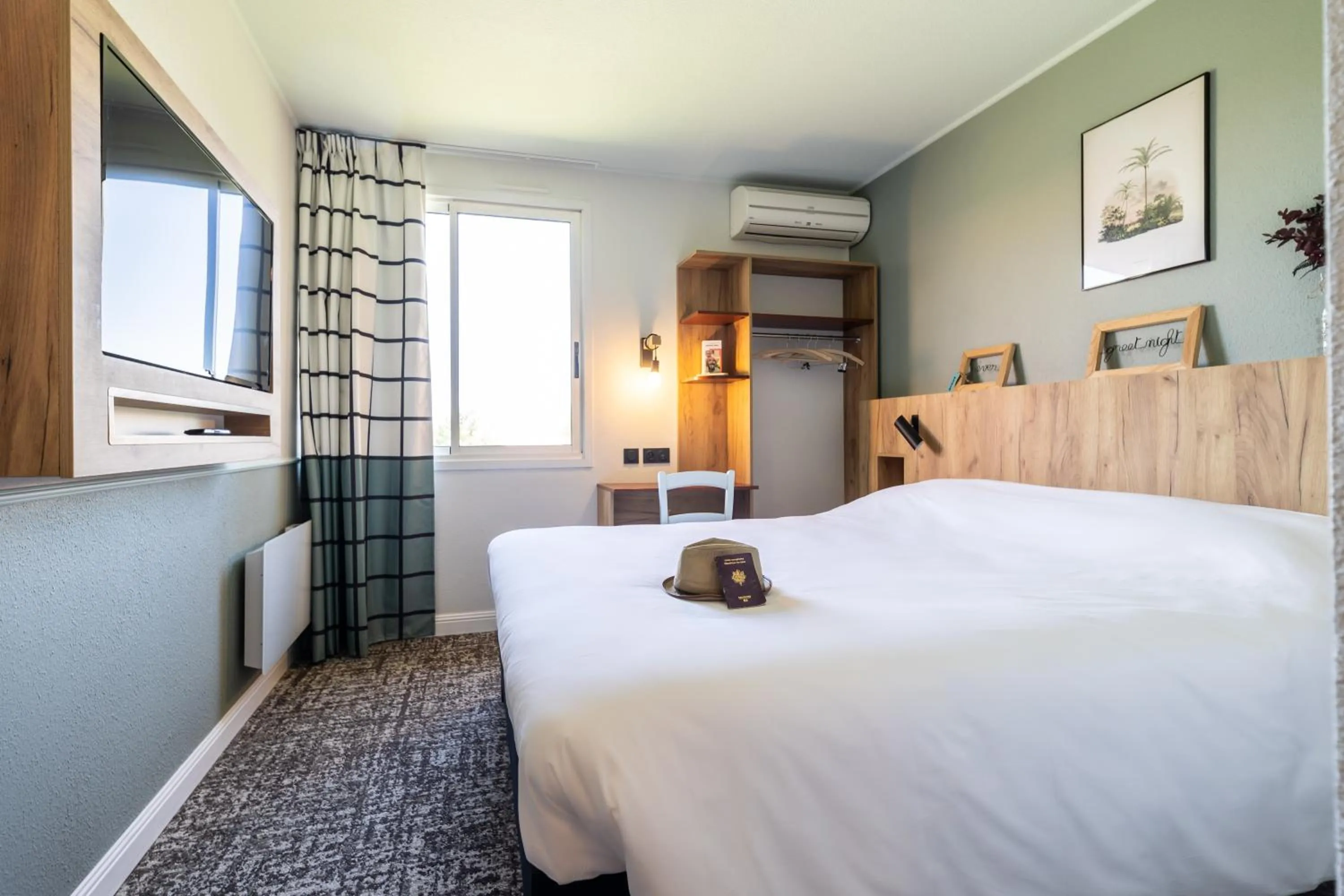 Bedroom, Bed in Greet Hôtel Castres Saix