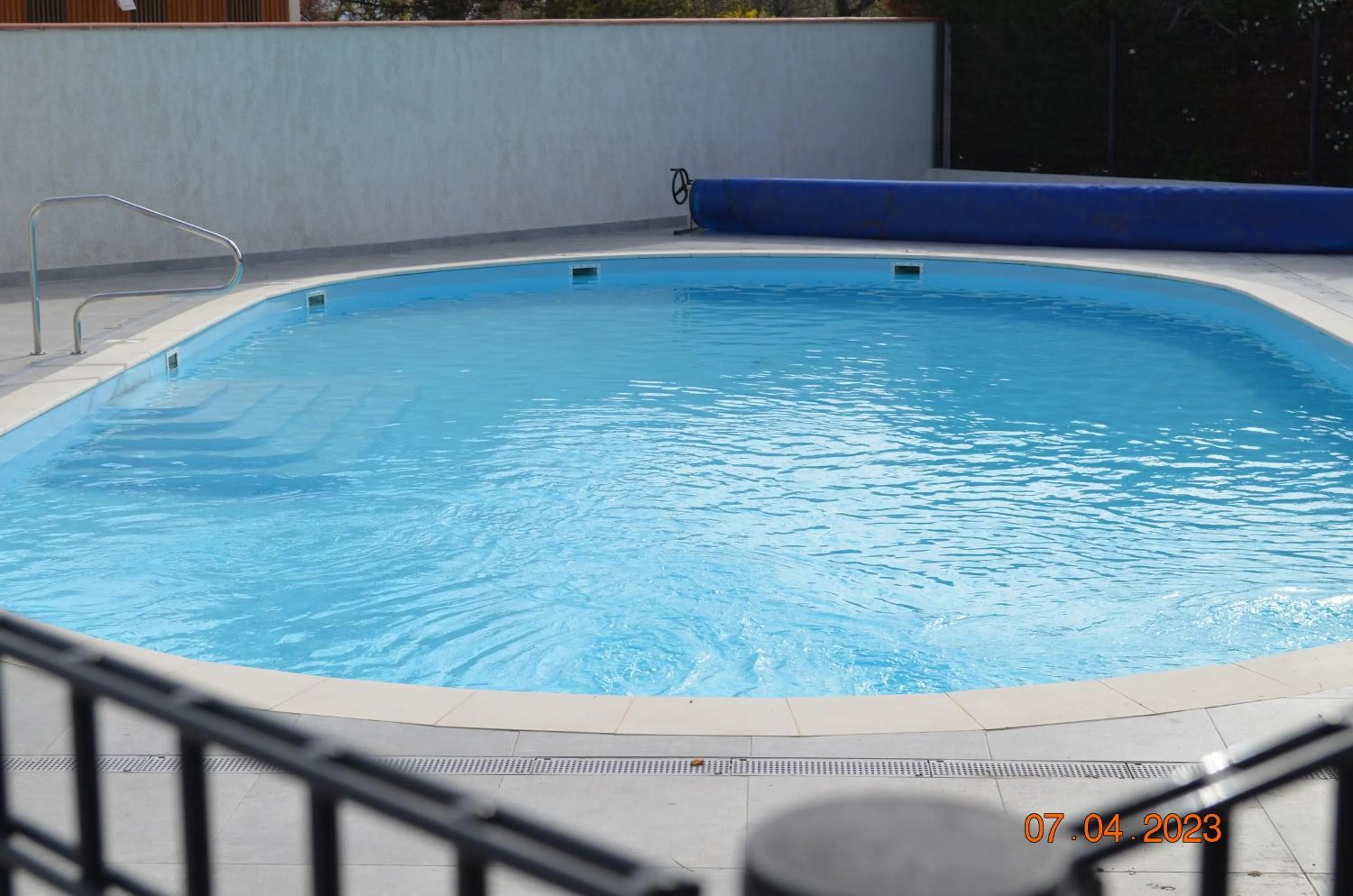 Swimming pool in Greet Hôtel Castres Saix