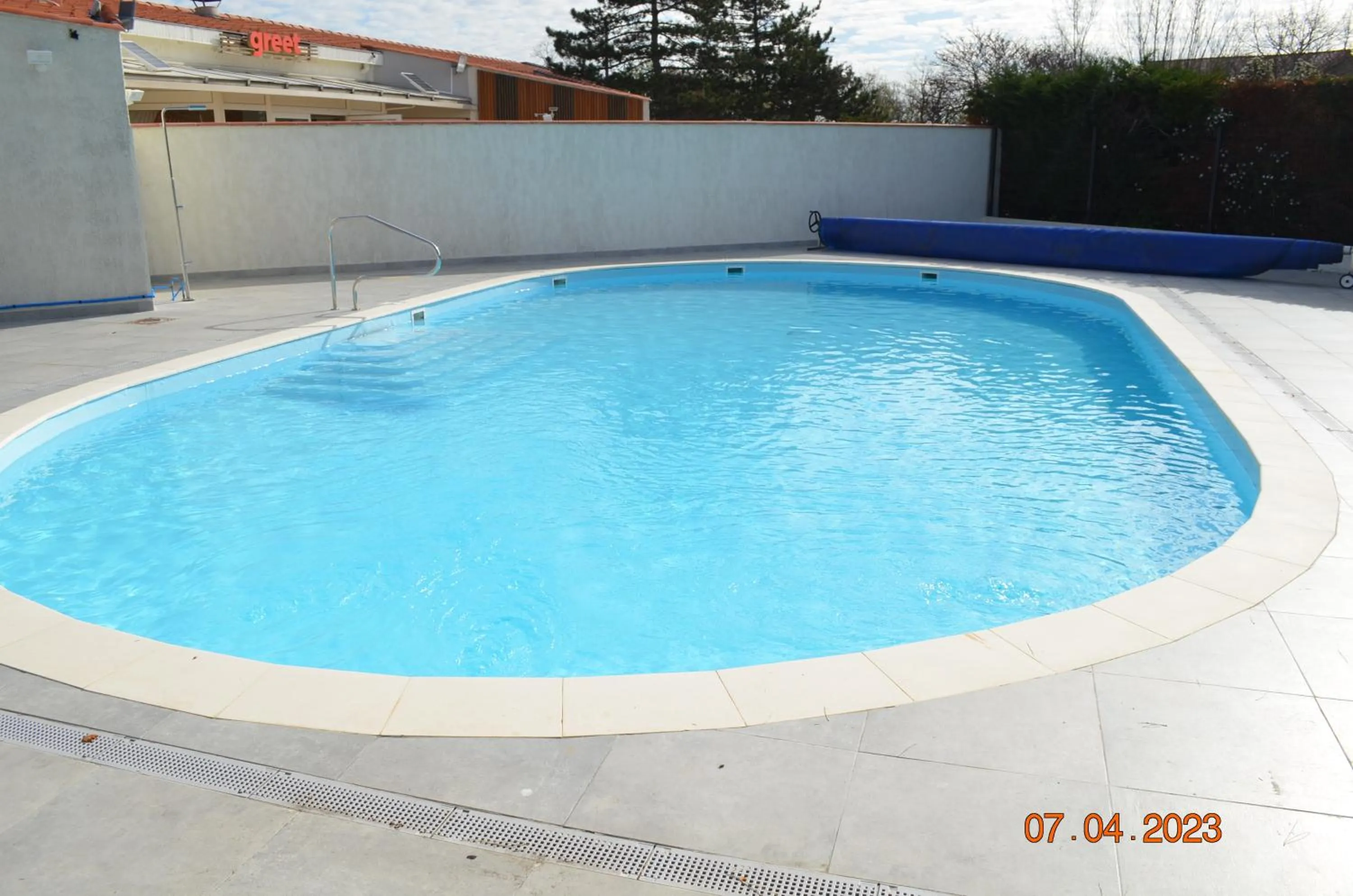 Swimming pool in Greet Hôtel Castres Saix
