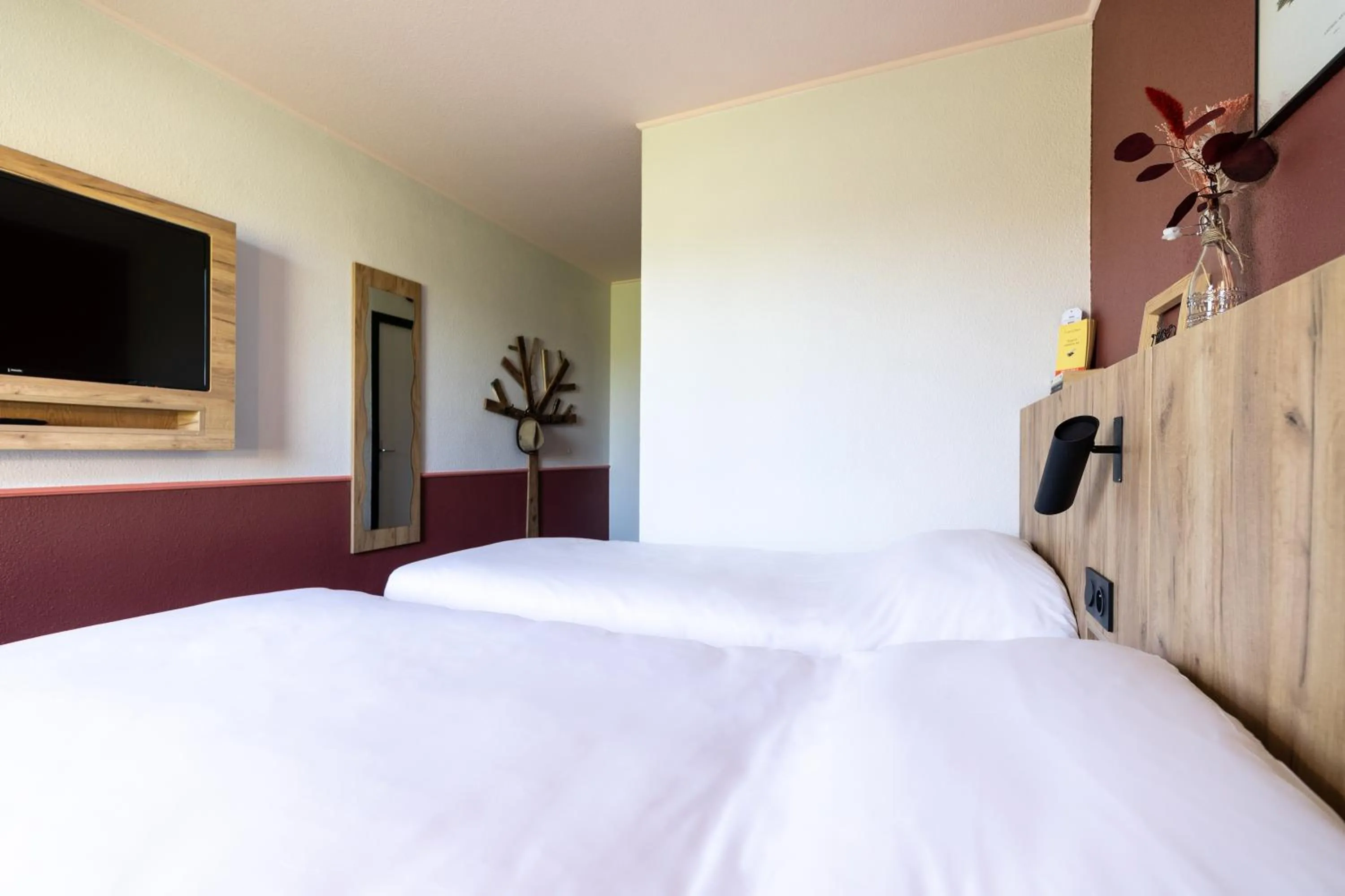 Bedroom, Bed in Greet Hôtel Castres Saix