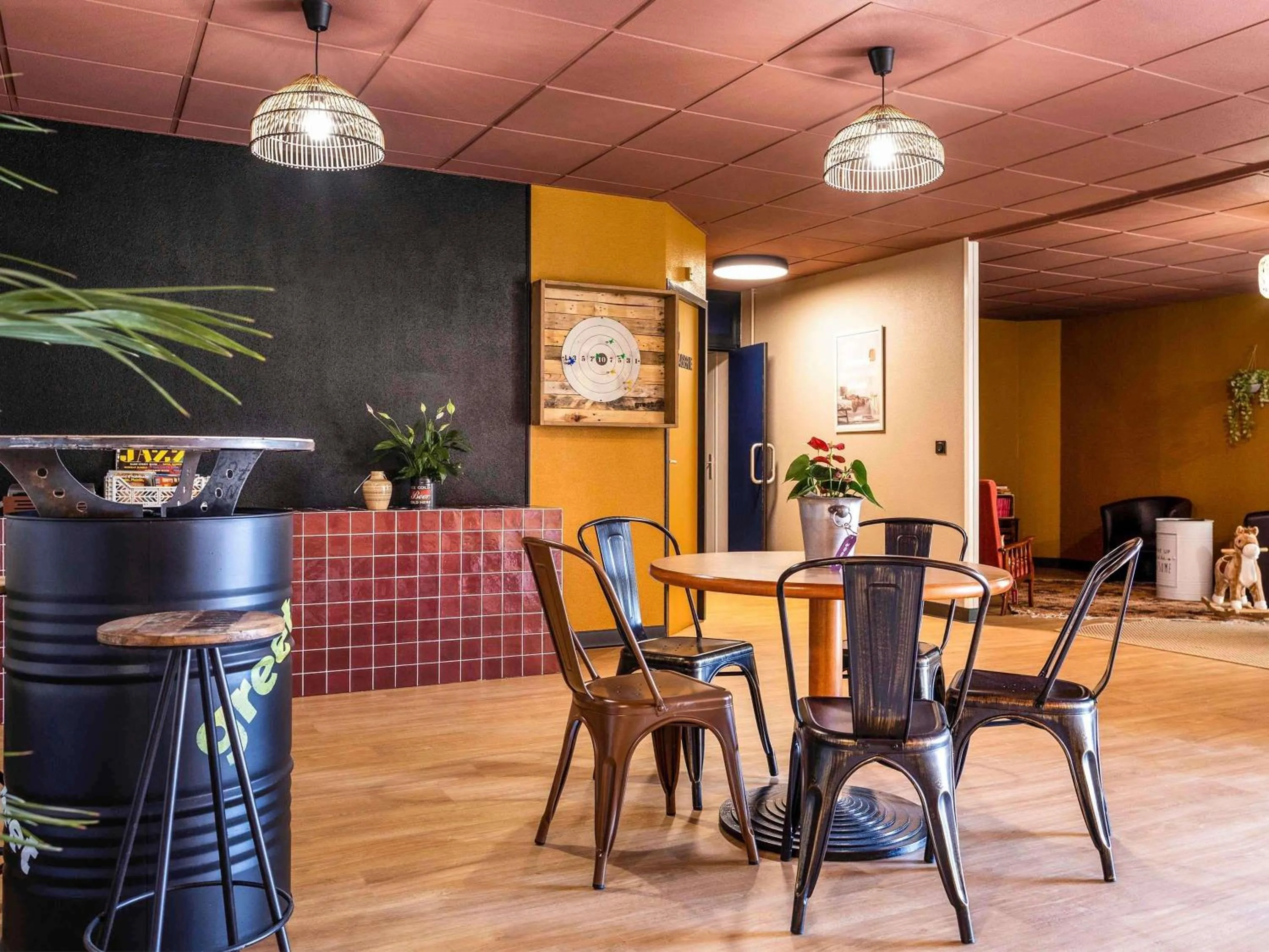 Property building in Greet Hôtel Castres Saix