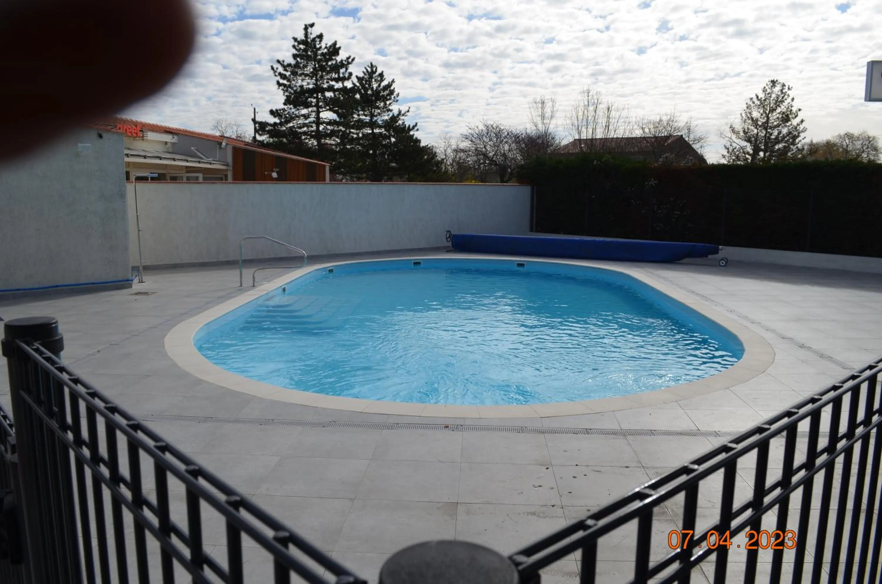 Swimming pool in Greet Hôtel Castres Saix
