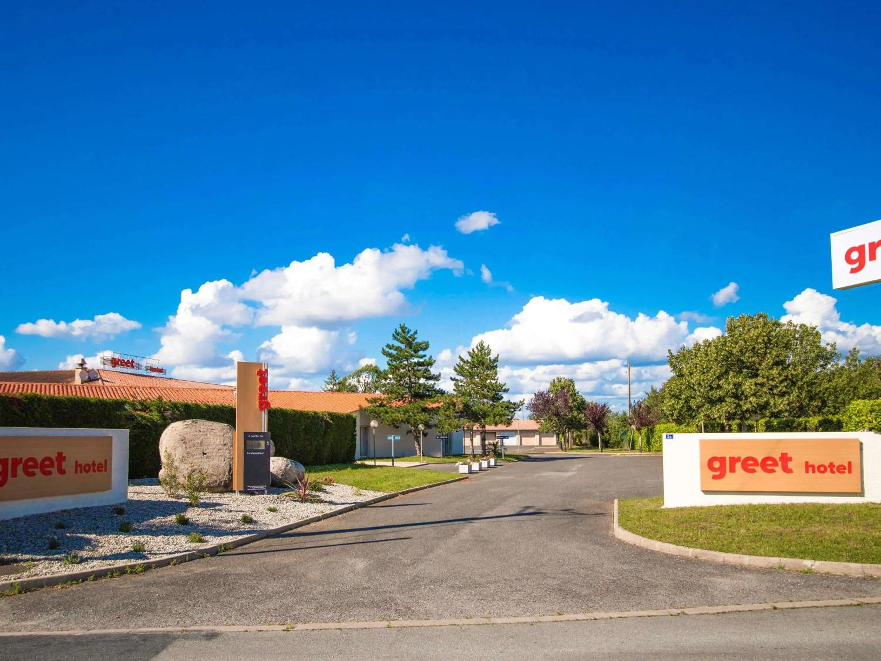 Property building in Greet Hôtel Castres Saix