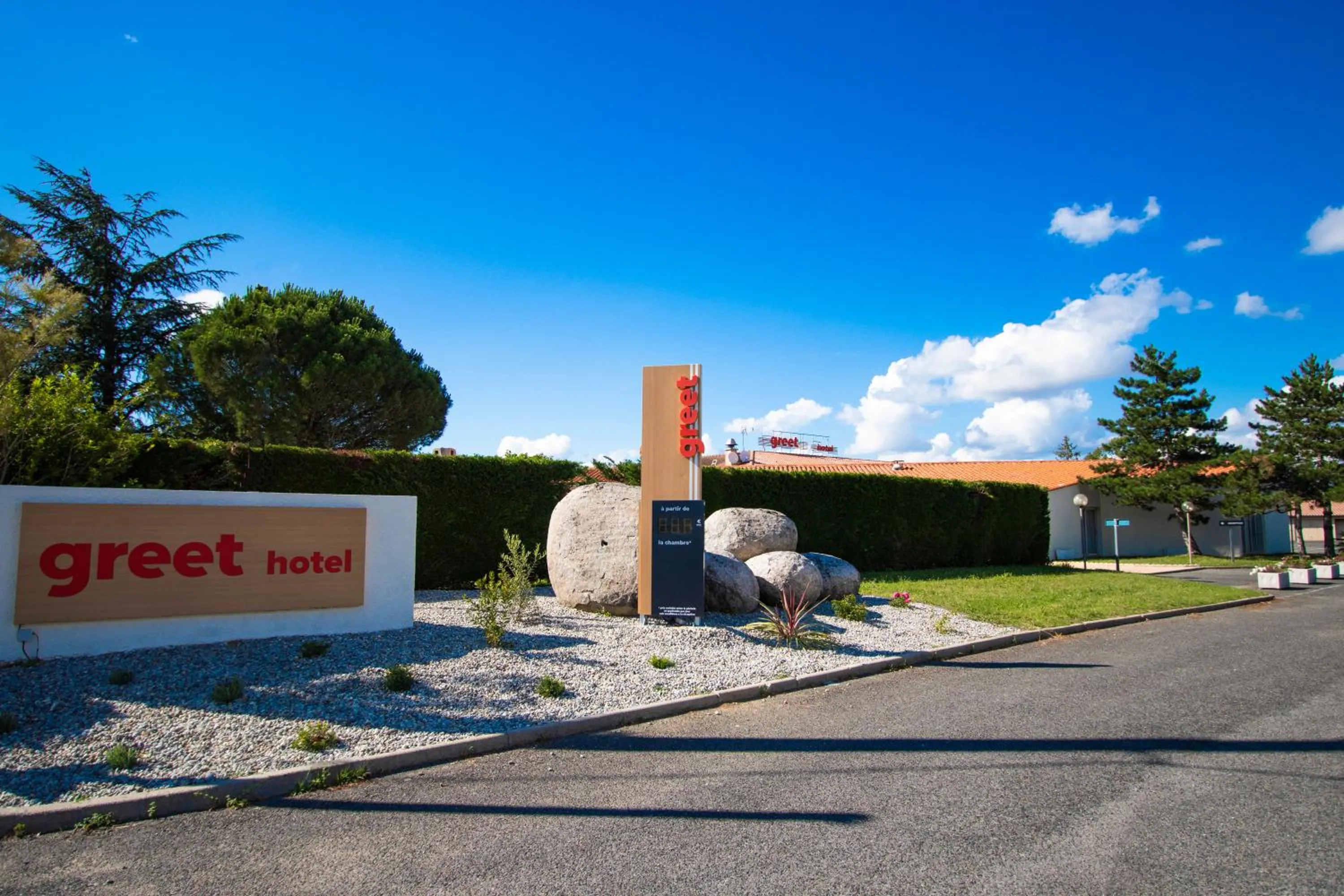 Property building in Greet Hôtel Castres Saix