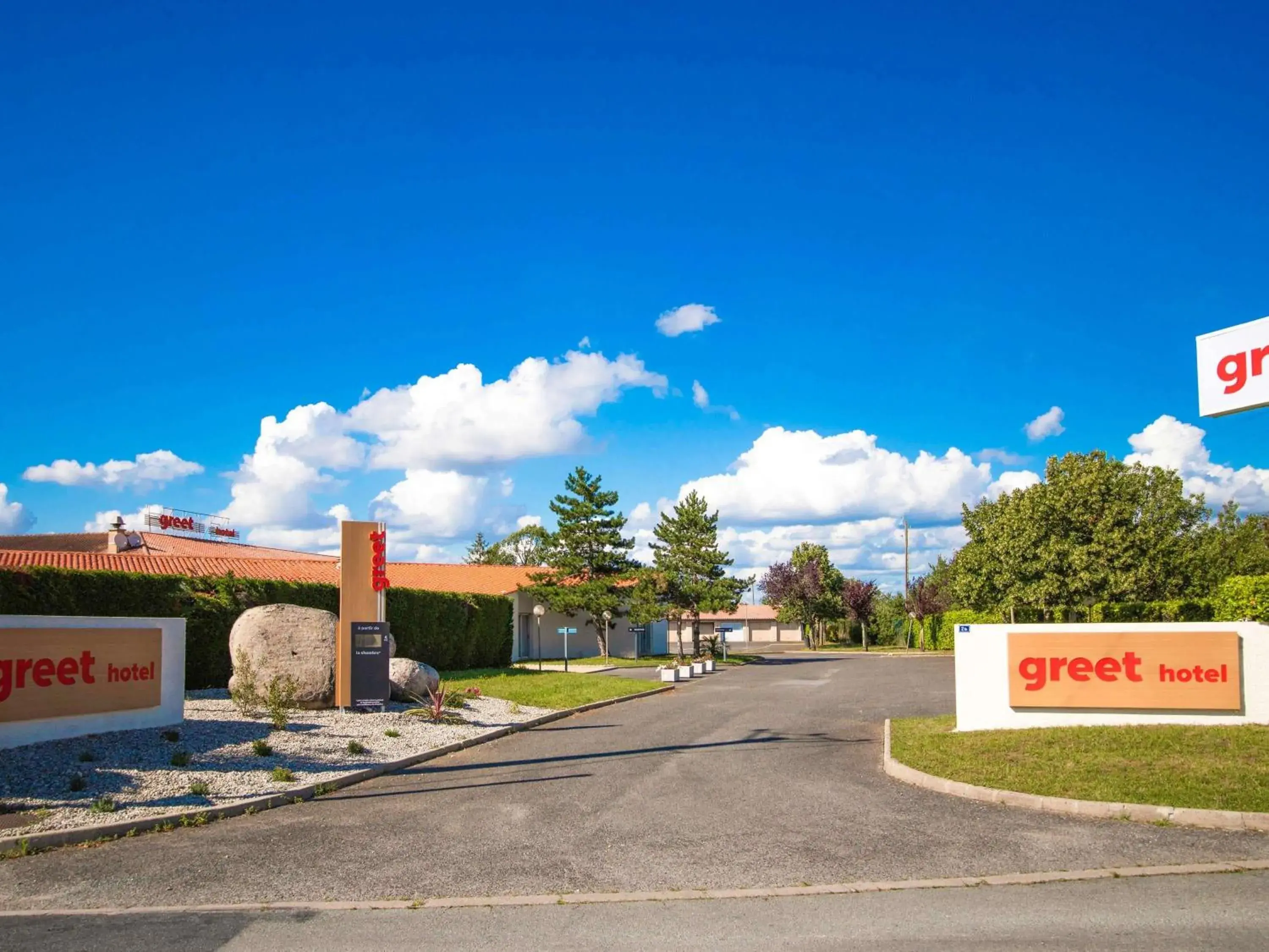 Property building in Greet Hôtel Castres Saix Property building in Greet Hôtel Castres Saix