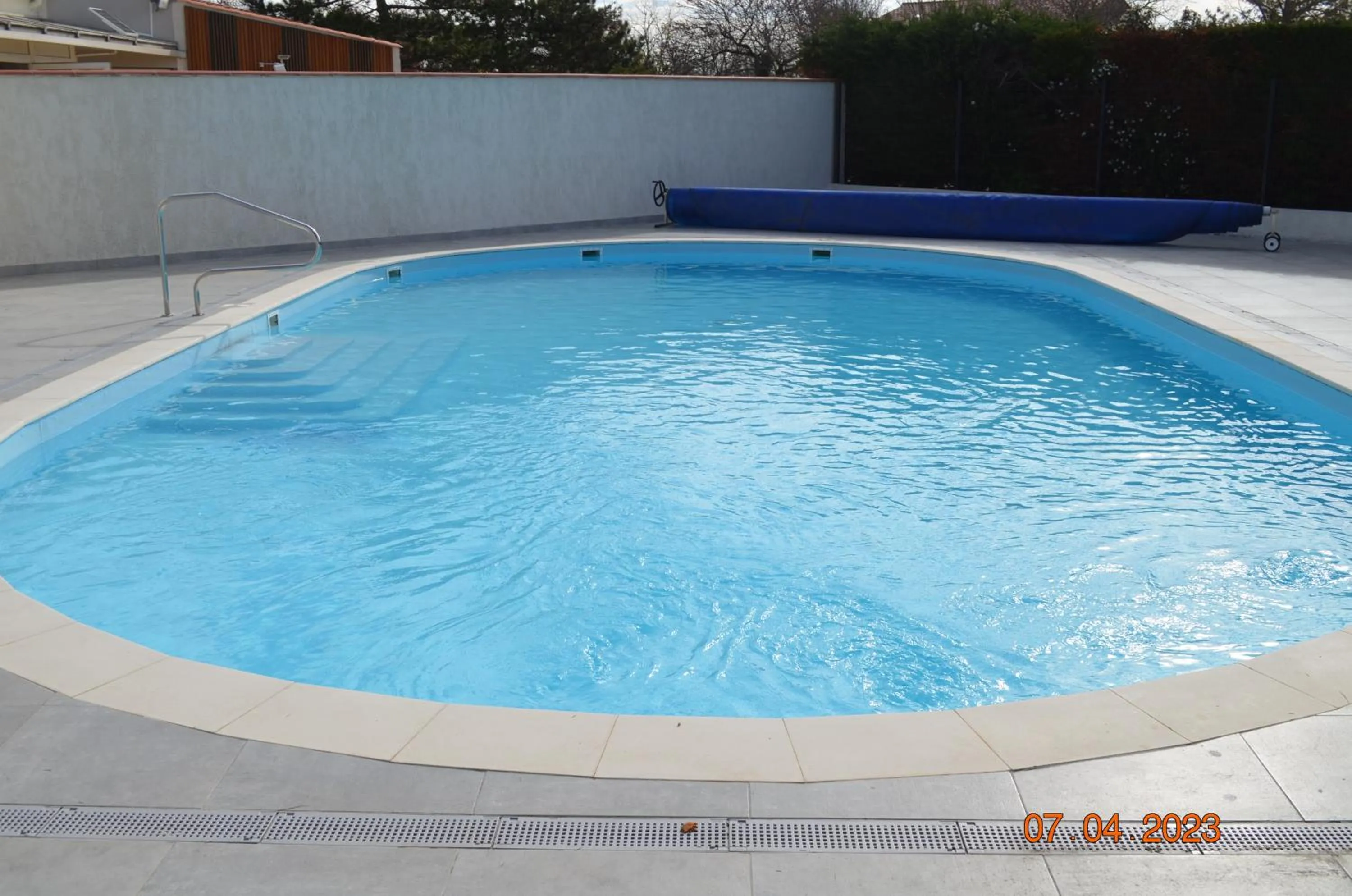 Swimming pool in Greet Hôtel Castres Saix