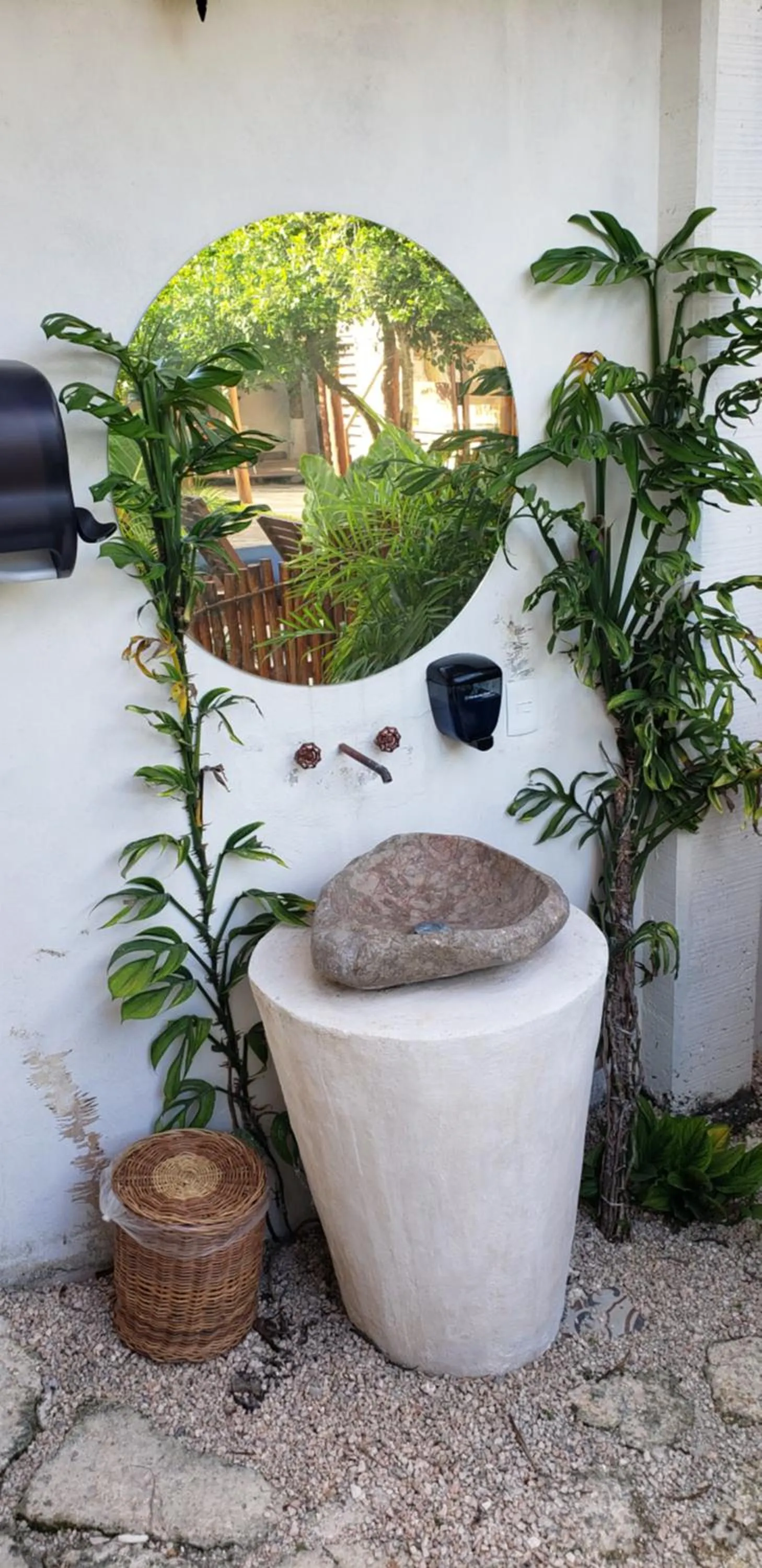 Area and facilities in Poza Clara Sanctuary