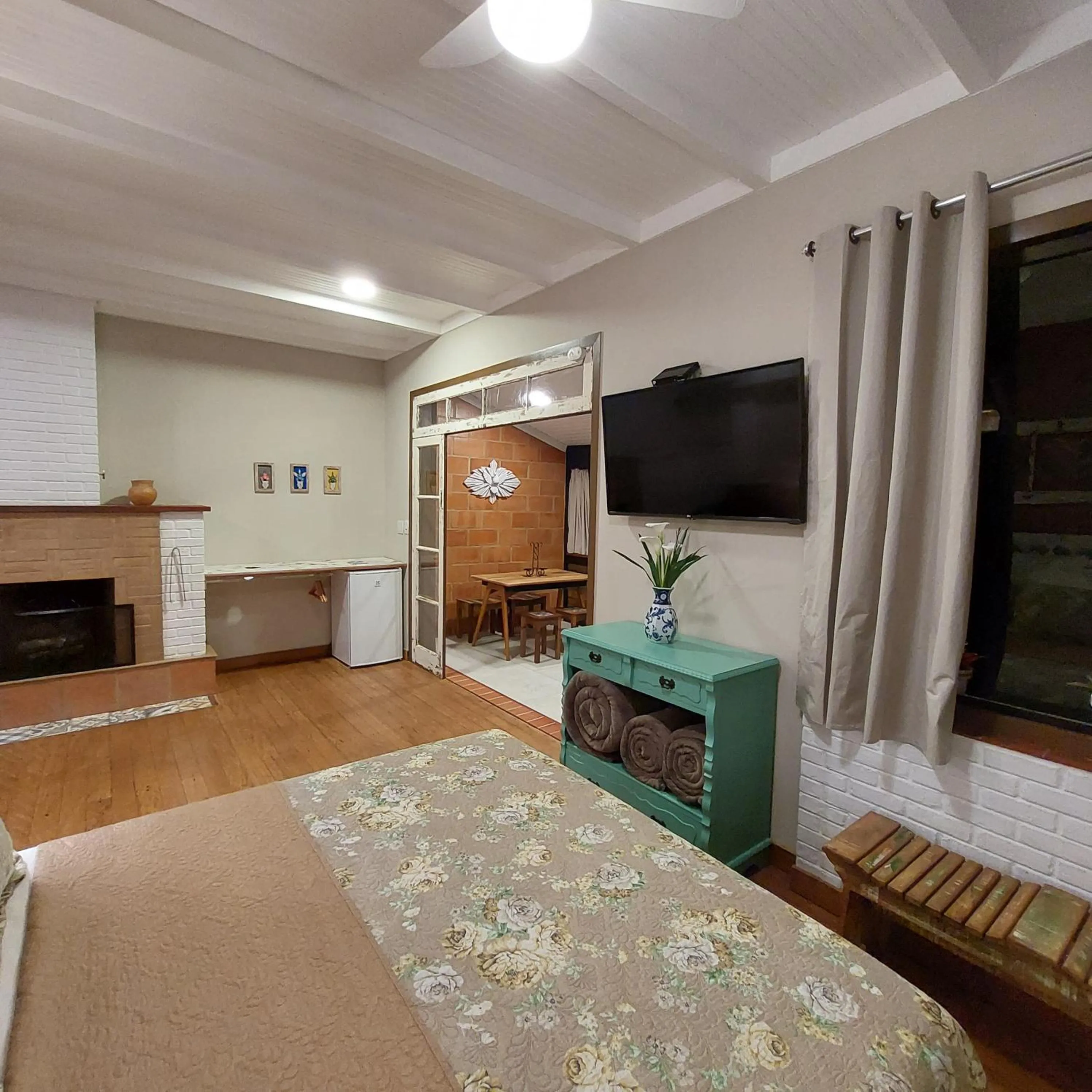 Communal lounge/ TV room, Bed in Casa no Céu