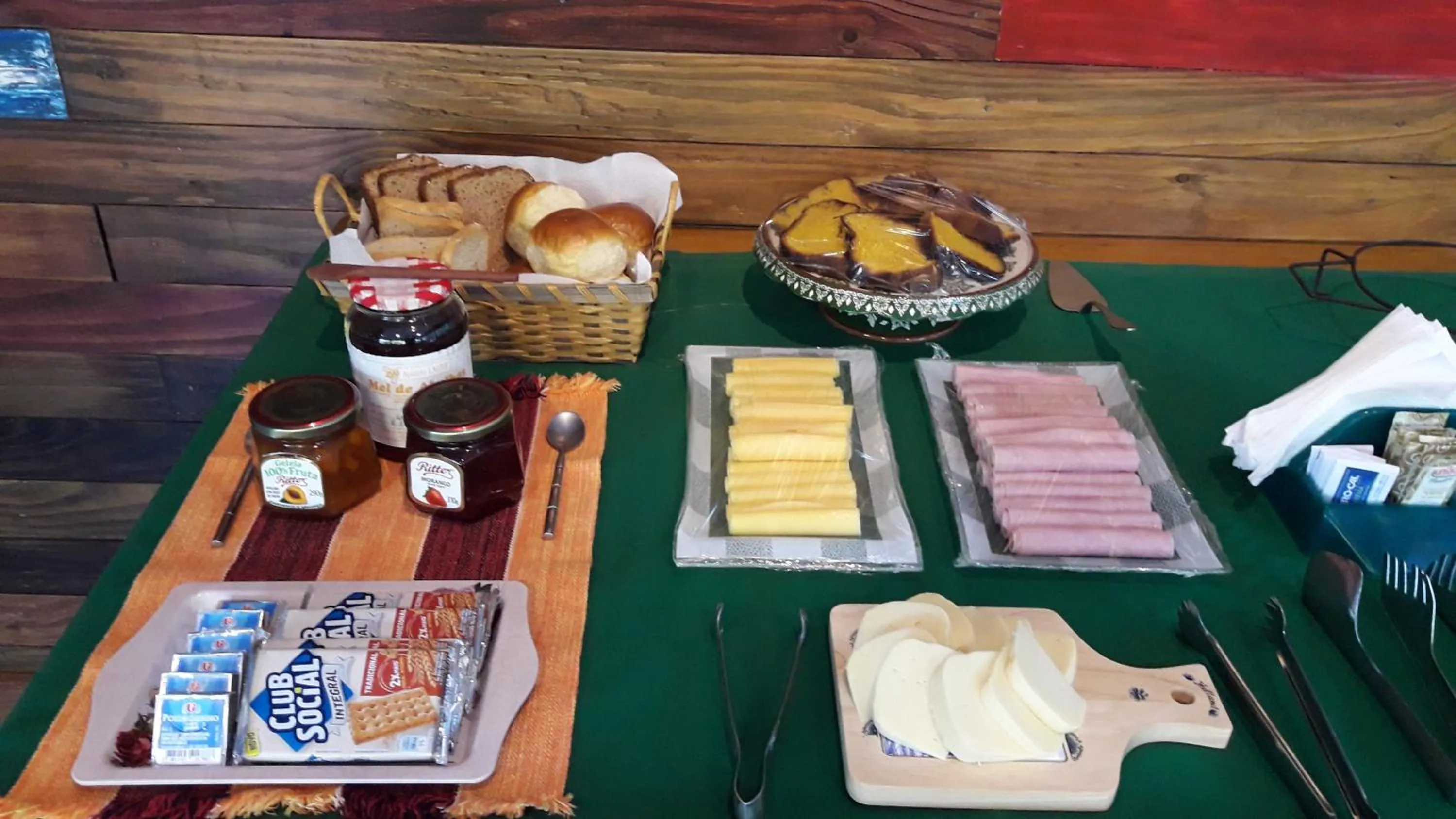 Continental breakfast in Casa no Céu