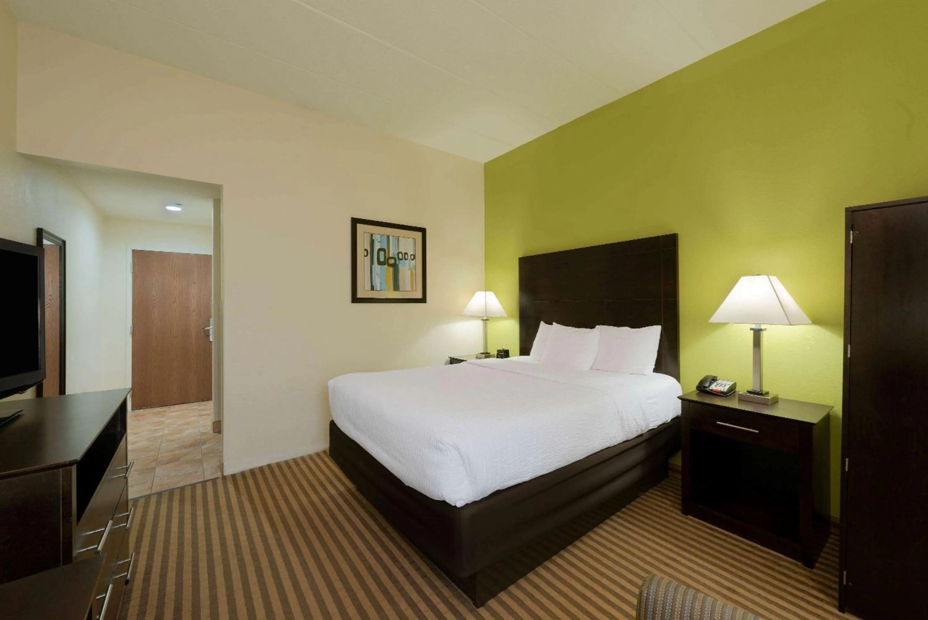 Photo of the whole room, Bed in La Quinta by Wyndham Columbus - Grove City