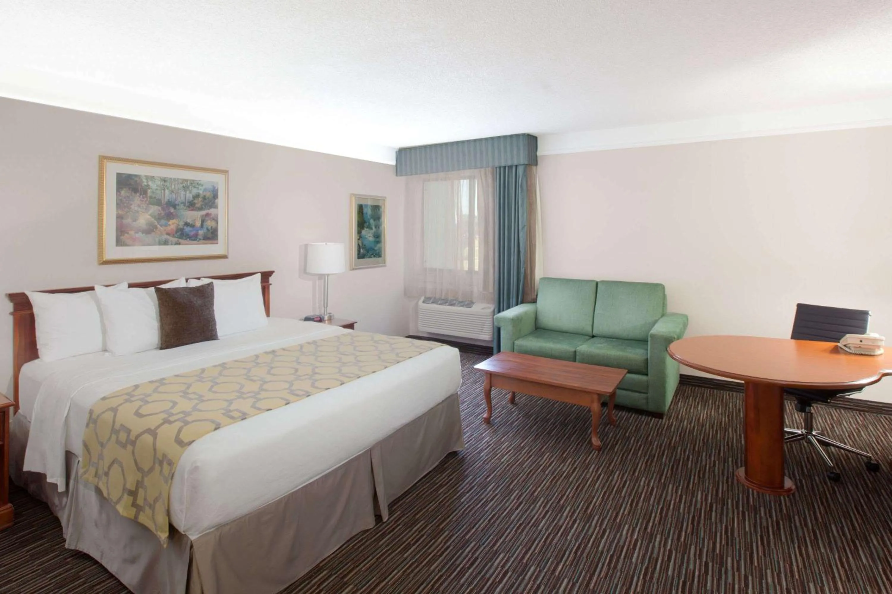 Photo of the whole room, Bed in Baymont by Wyndham Texarkana