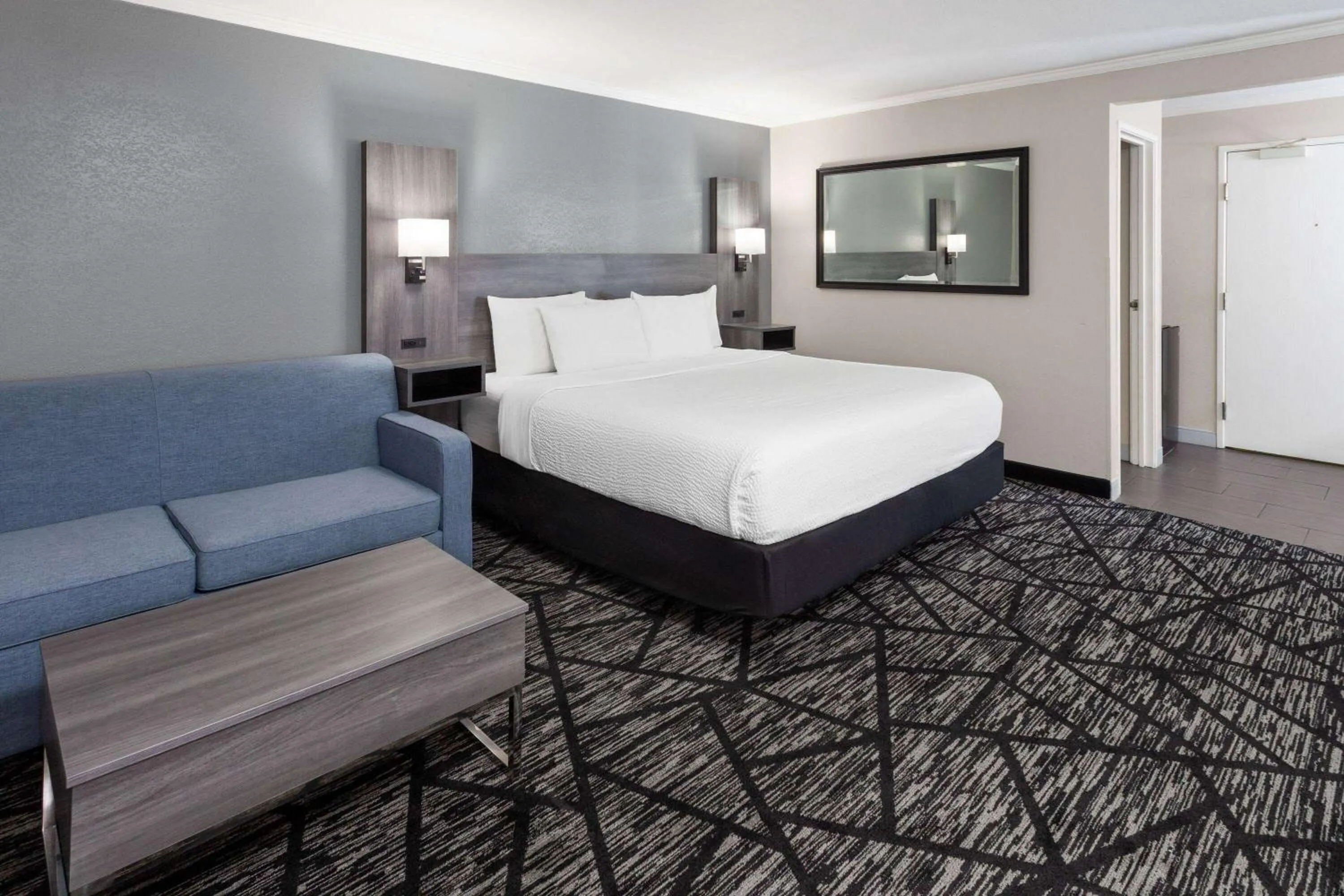 Photo of the whole room, Bed in La Quinta Inn by Wyndham Cleveland Independence