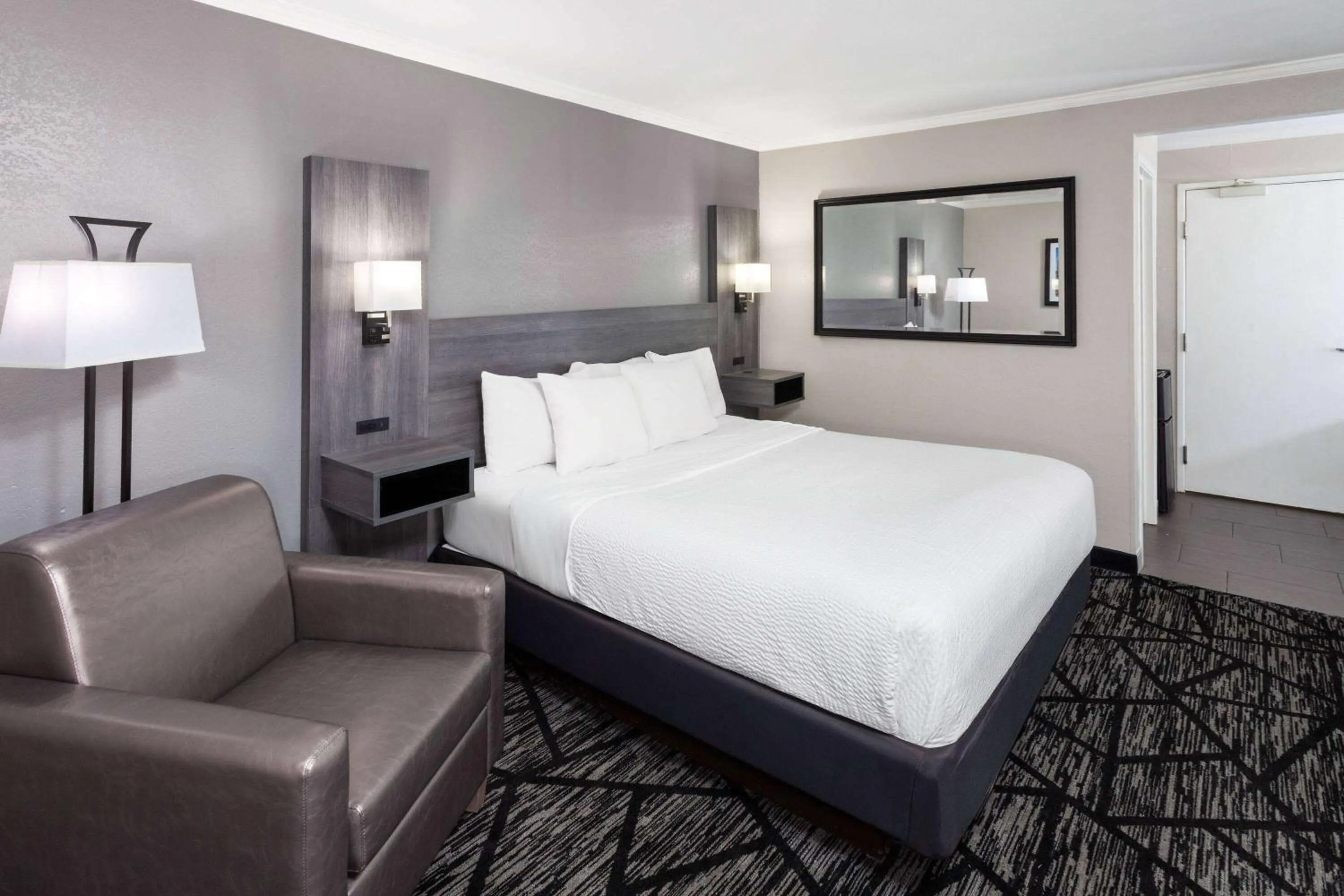 Photo of the whole room, Bed in La Quinta Inn by Wyndham Cleveland Independence