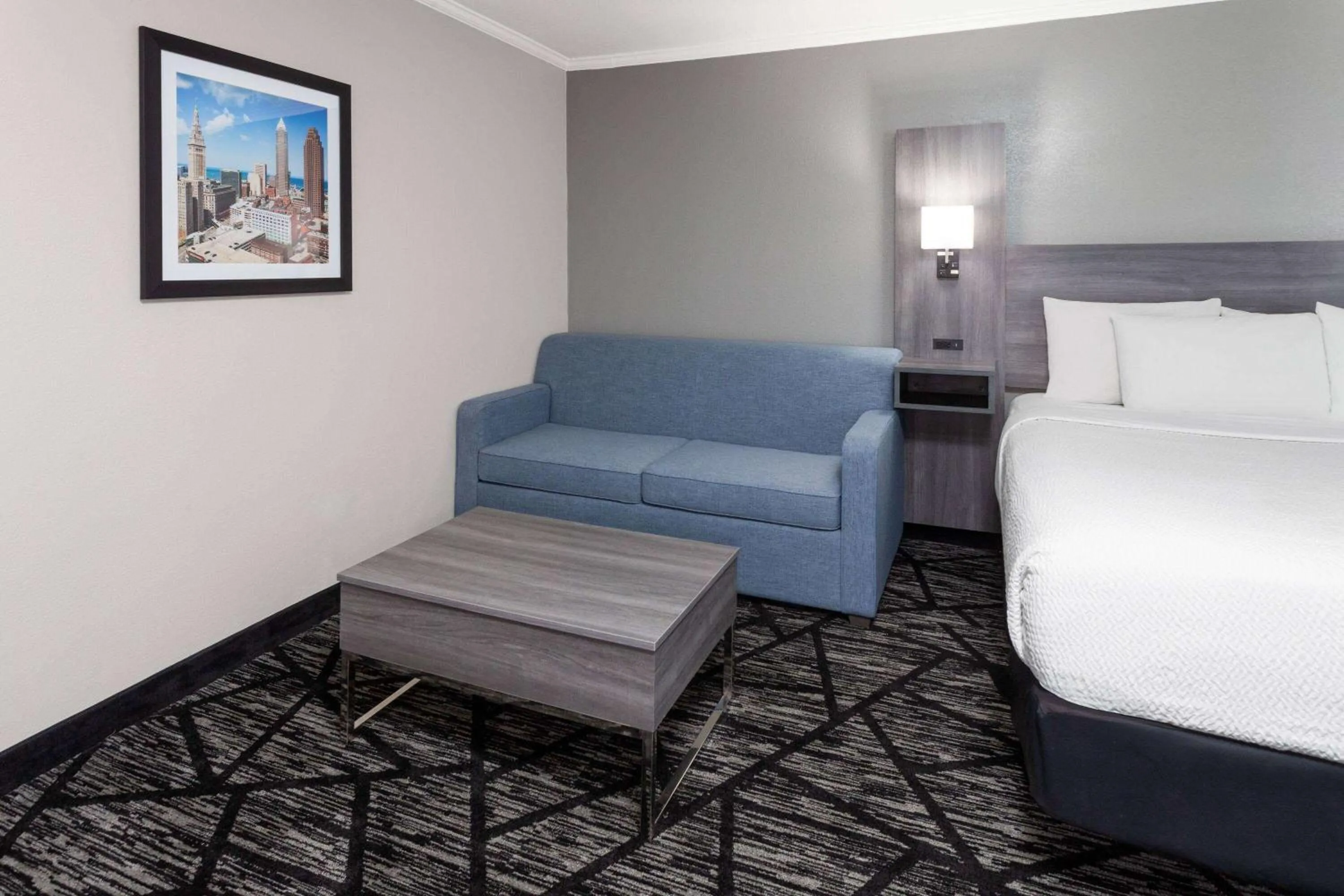 Photo of the whole room, Bed in La Quinta Inn by Wyndham Cleveland Independence
