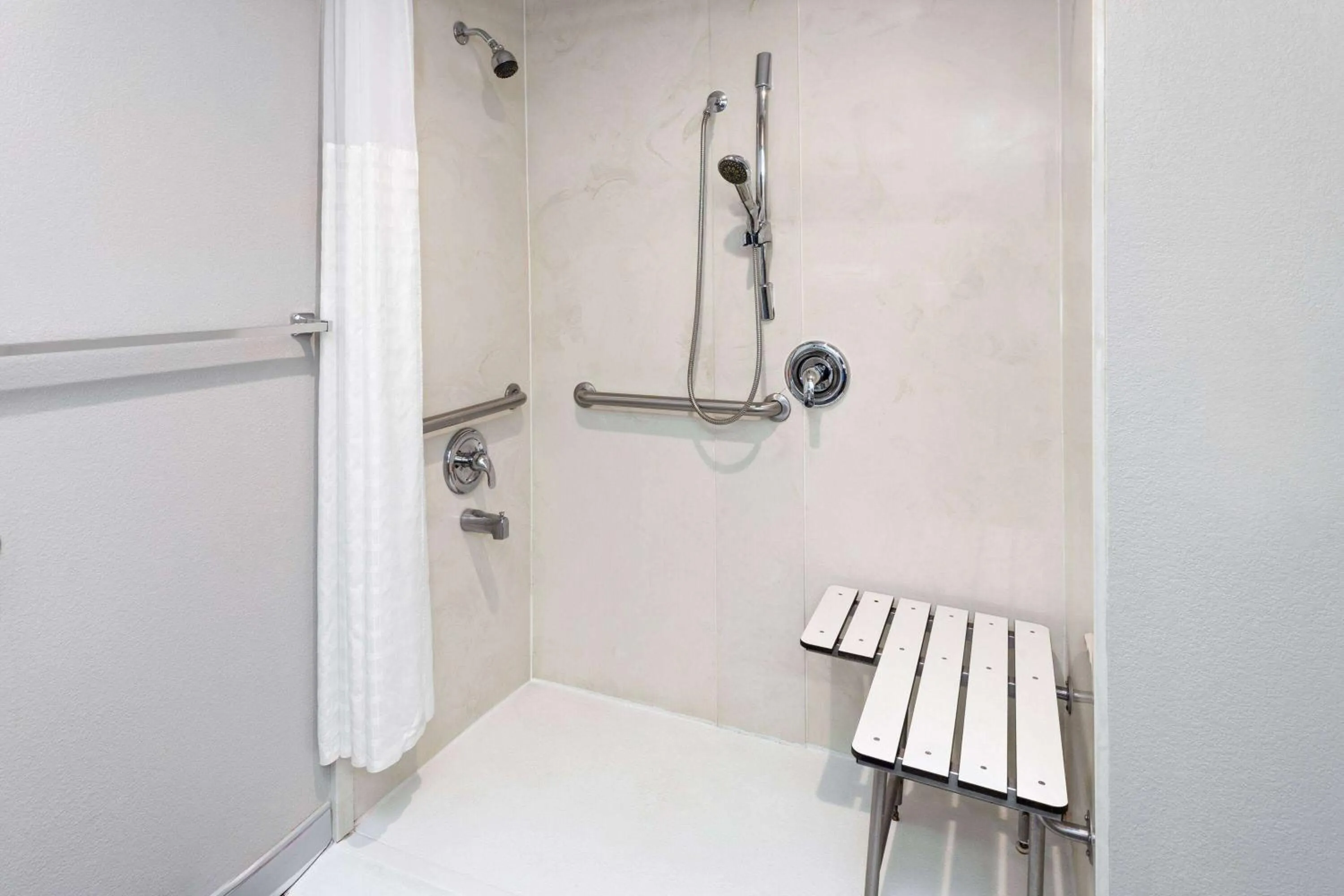 Shower in La Quinta Inn by Wyndham Cleveland Independence