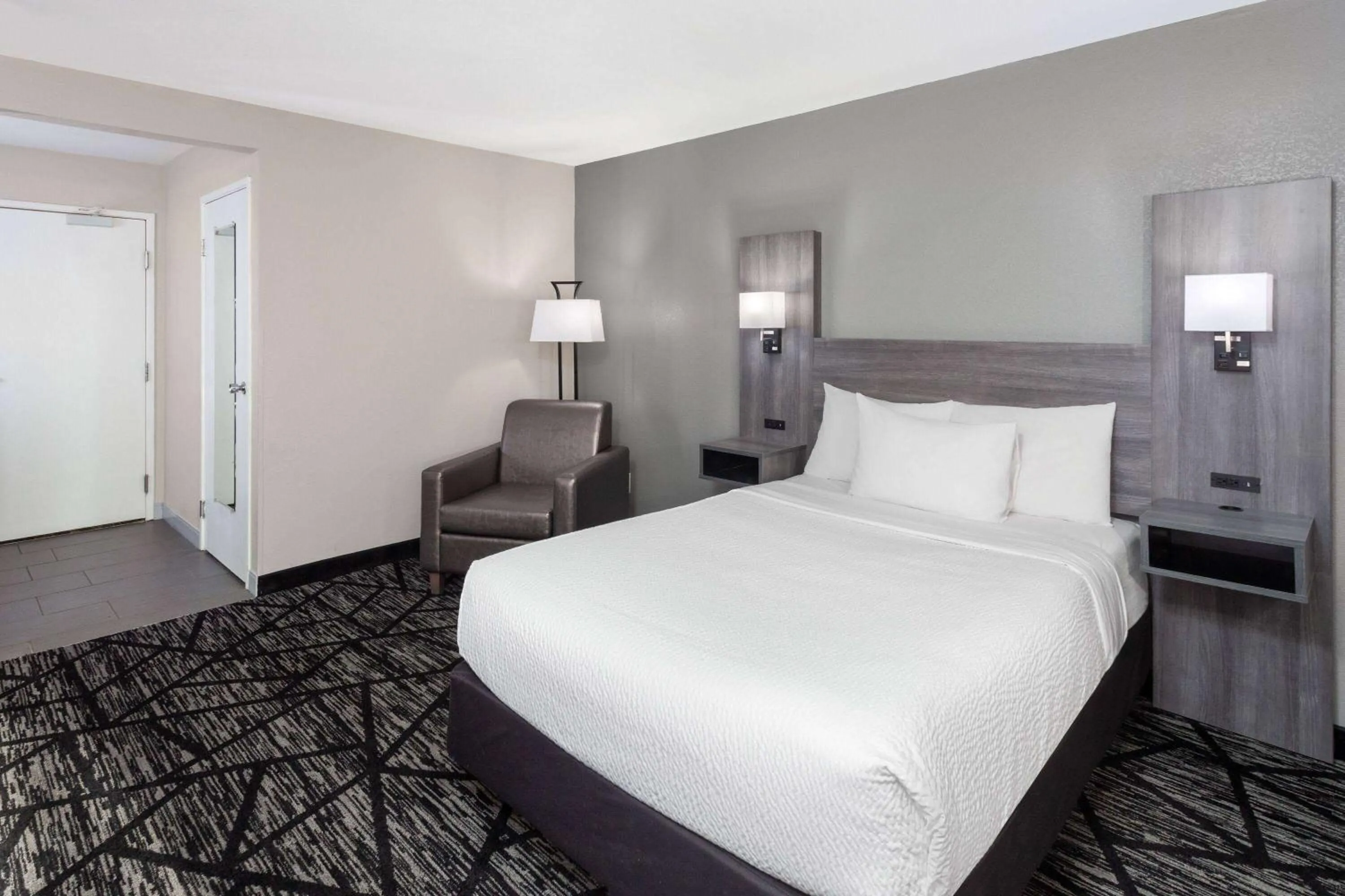 Photo of the whole room, Bed in La Quinta Inn by Wyndham Cleveland Independence