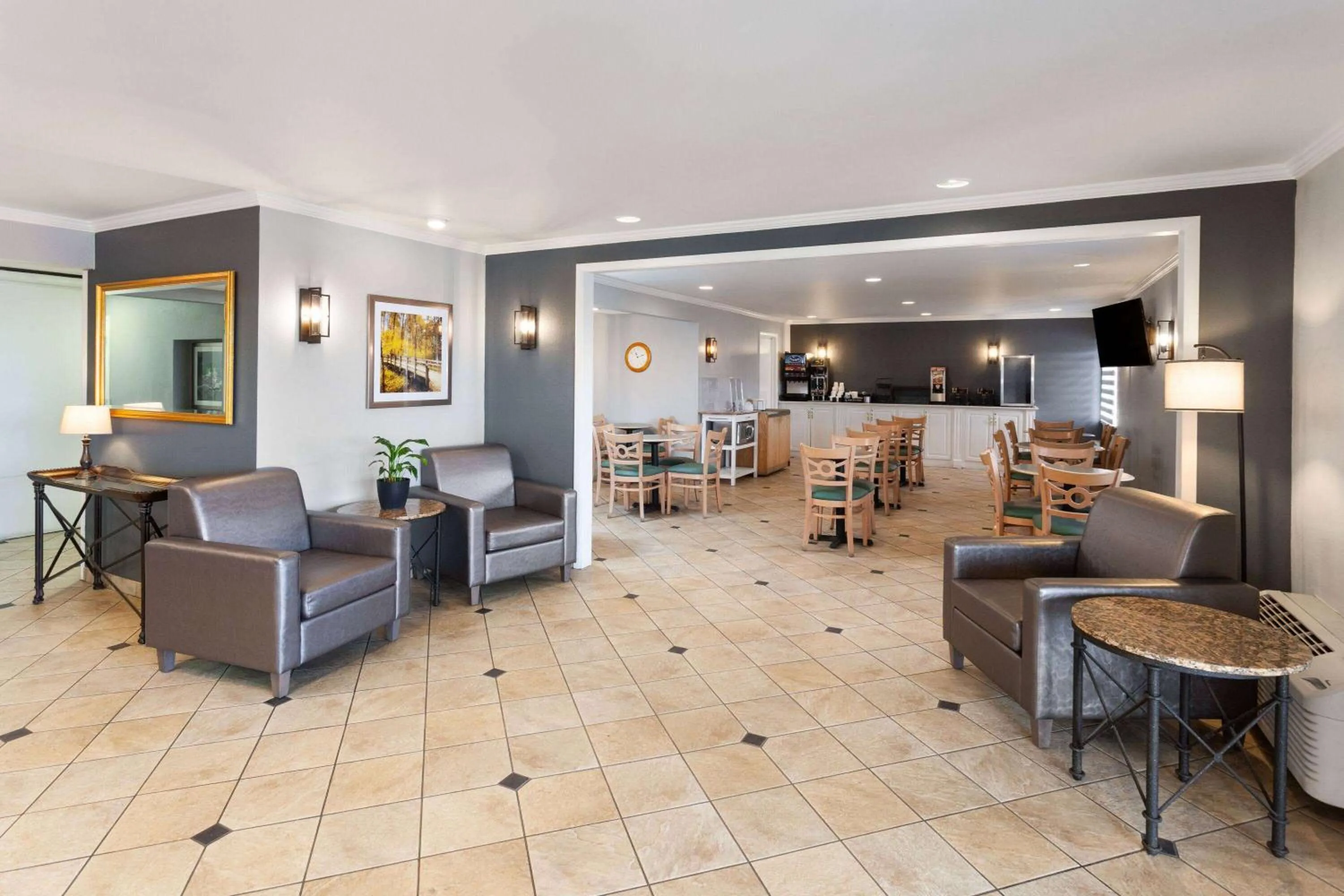 Lobby or reception in La Quinta Inn by Wyndham Cleveland Independence
