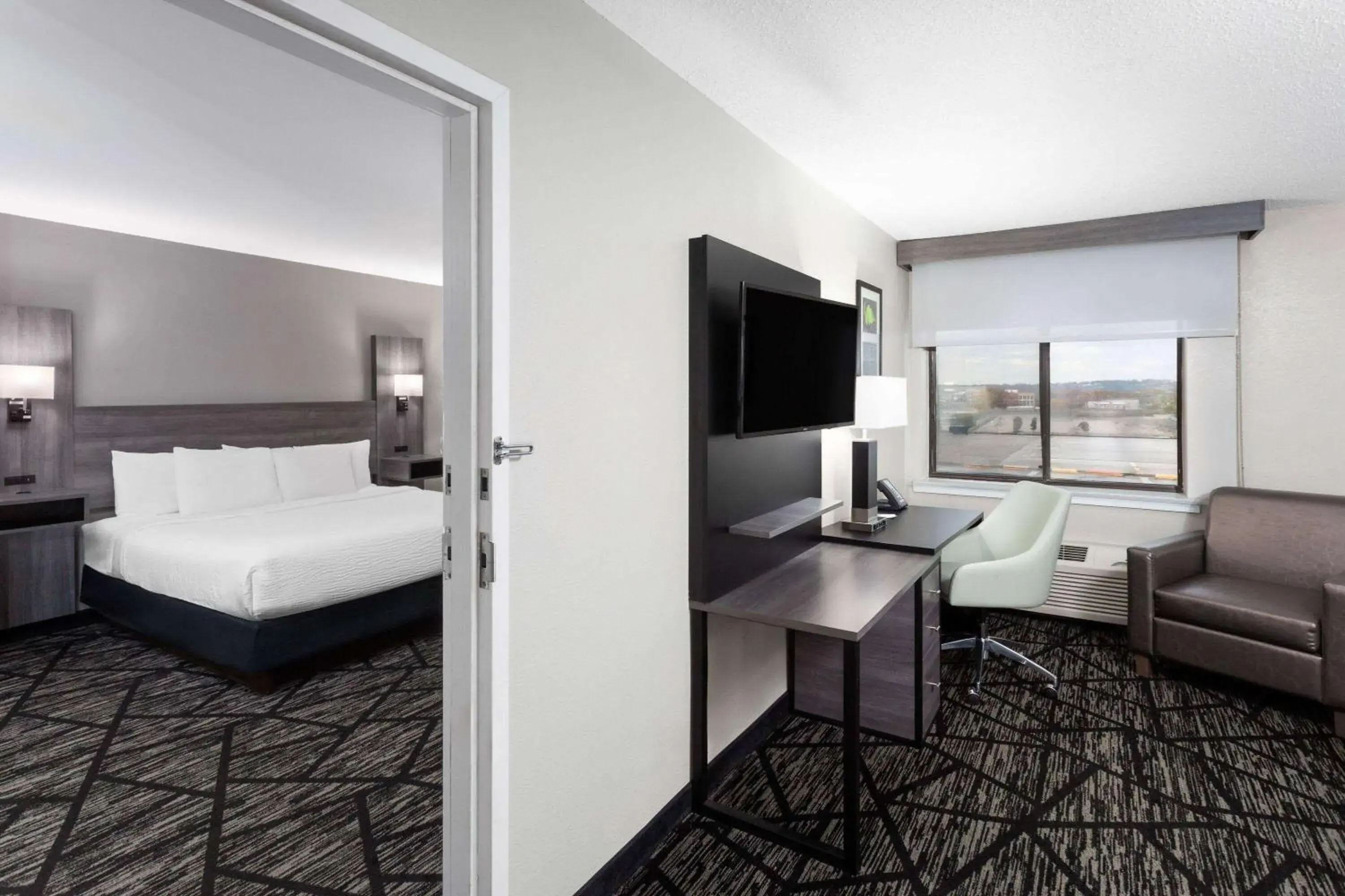 Photo of the whole room, Bed in La Quinta Inn by Wyndham Cleveland Independence Photo of the whole room, Bed in La Quinta Inn by Wyndham Cleveland Independence