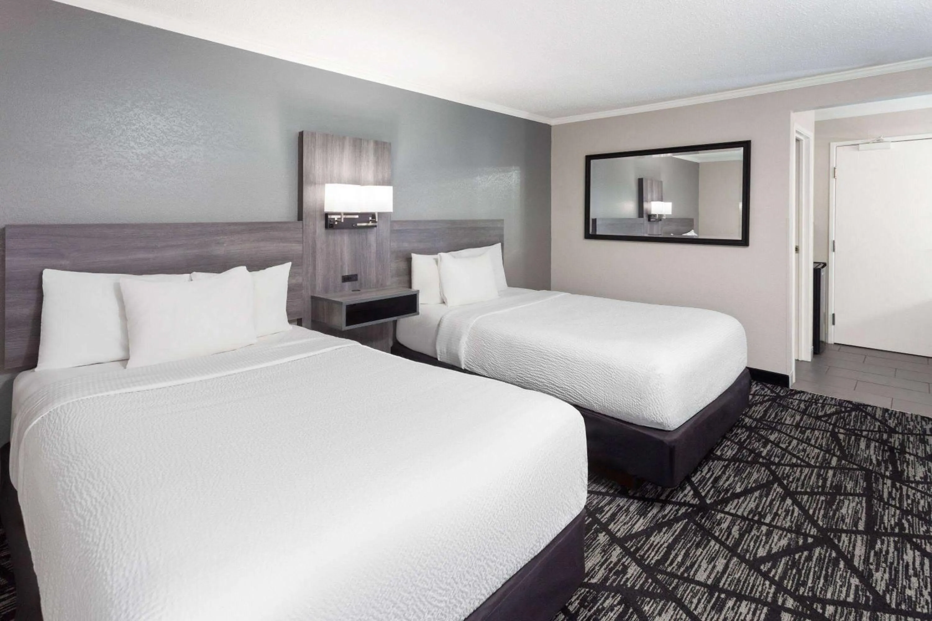 Photo of the whole room, Bed in La Quinta Inn by Wyndham Cleveland Independence