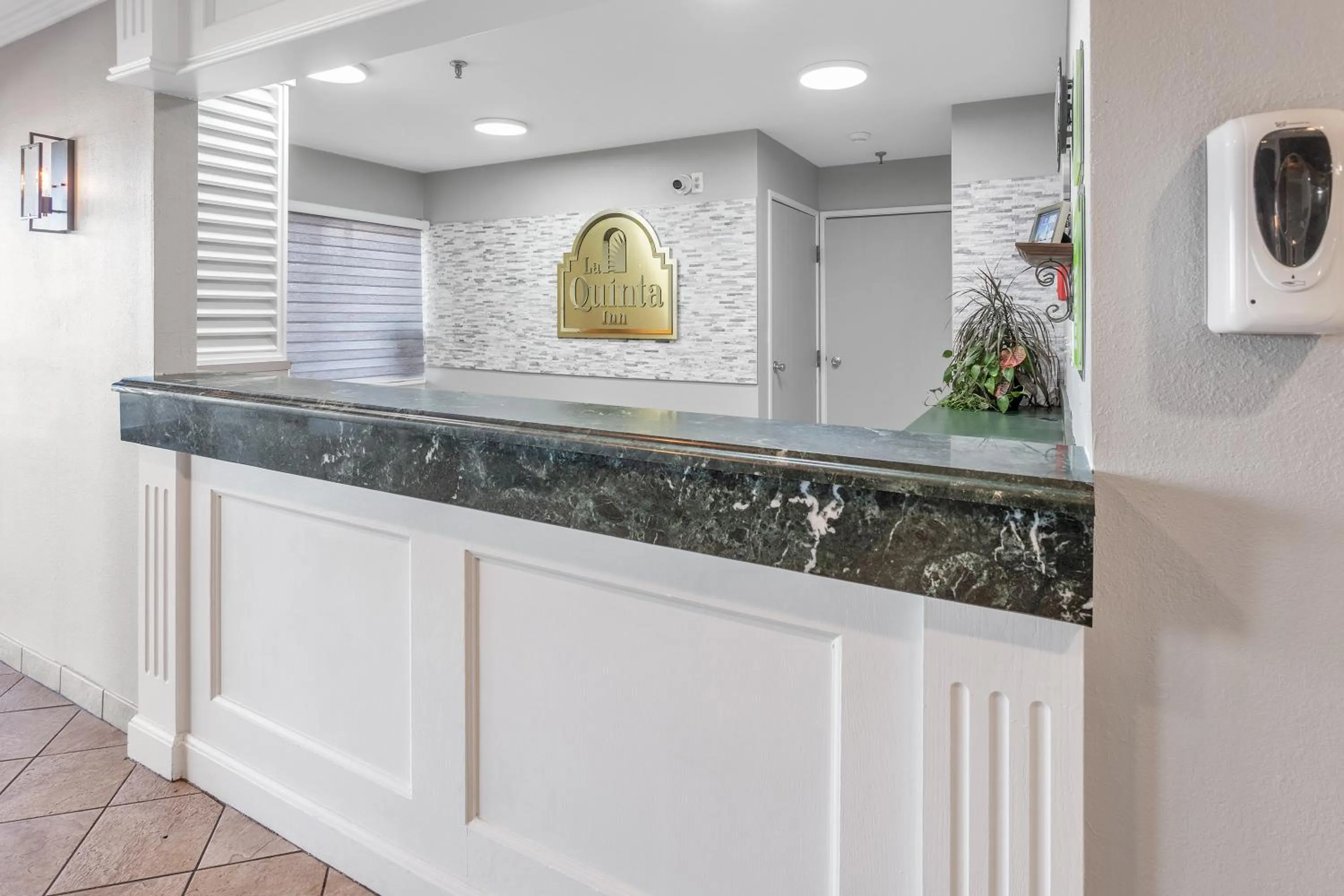 Lobby or reception in La Quinta Inn by Wyndham Cleveland Independence