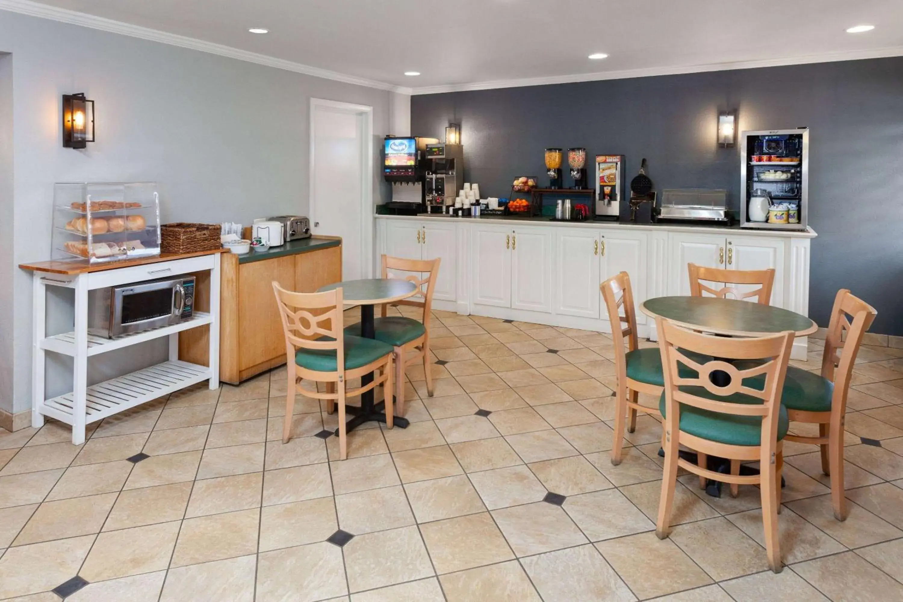 Breakfast in La Quinta Inn by Wyndham Cleveland Independence Breakfast in La Quinta Inn by Wyndham Cleveland Independence