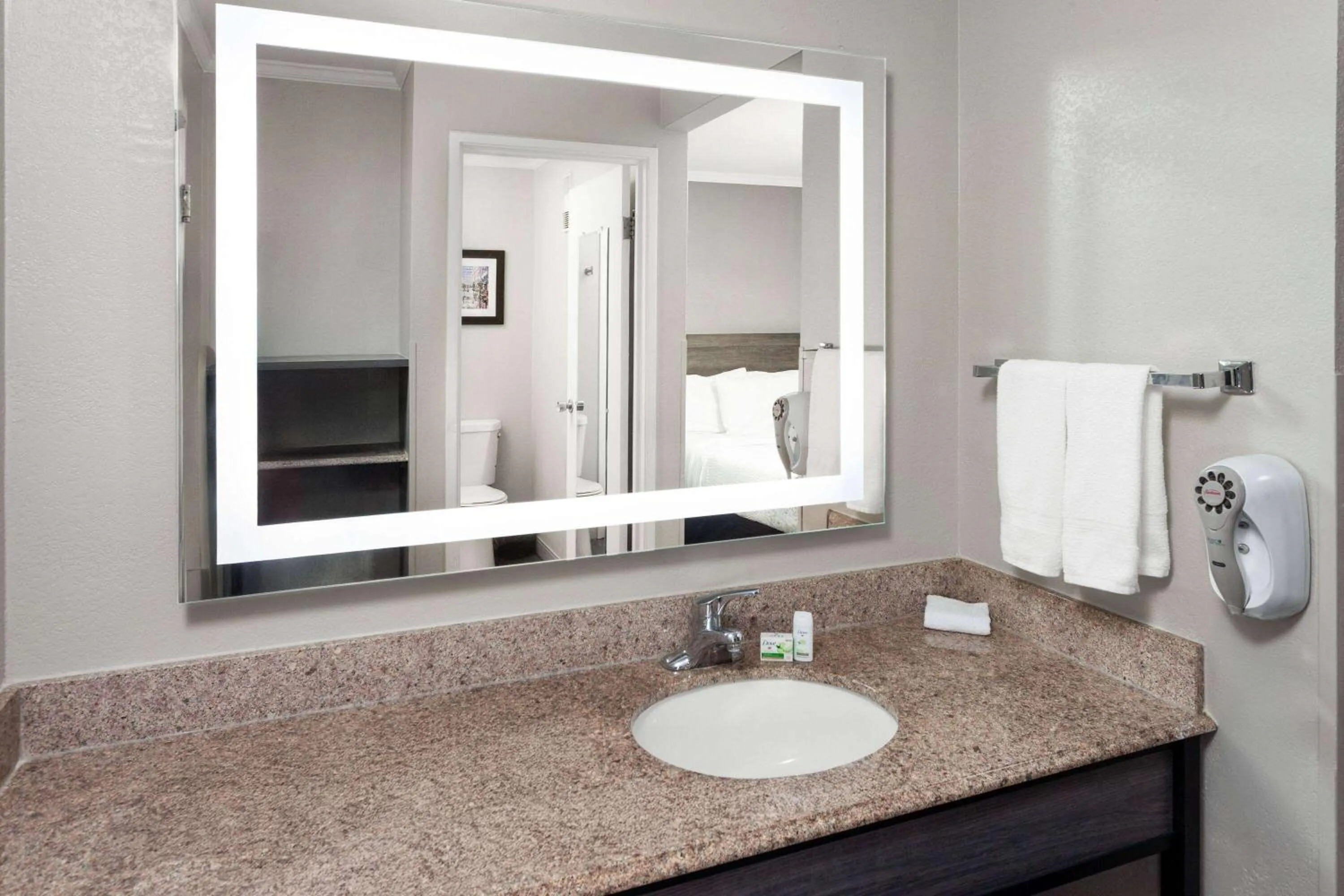 Bathroom in La Quinta Inn by Wyndham Cleveland Independence