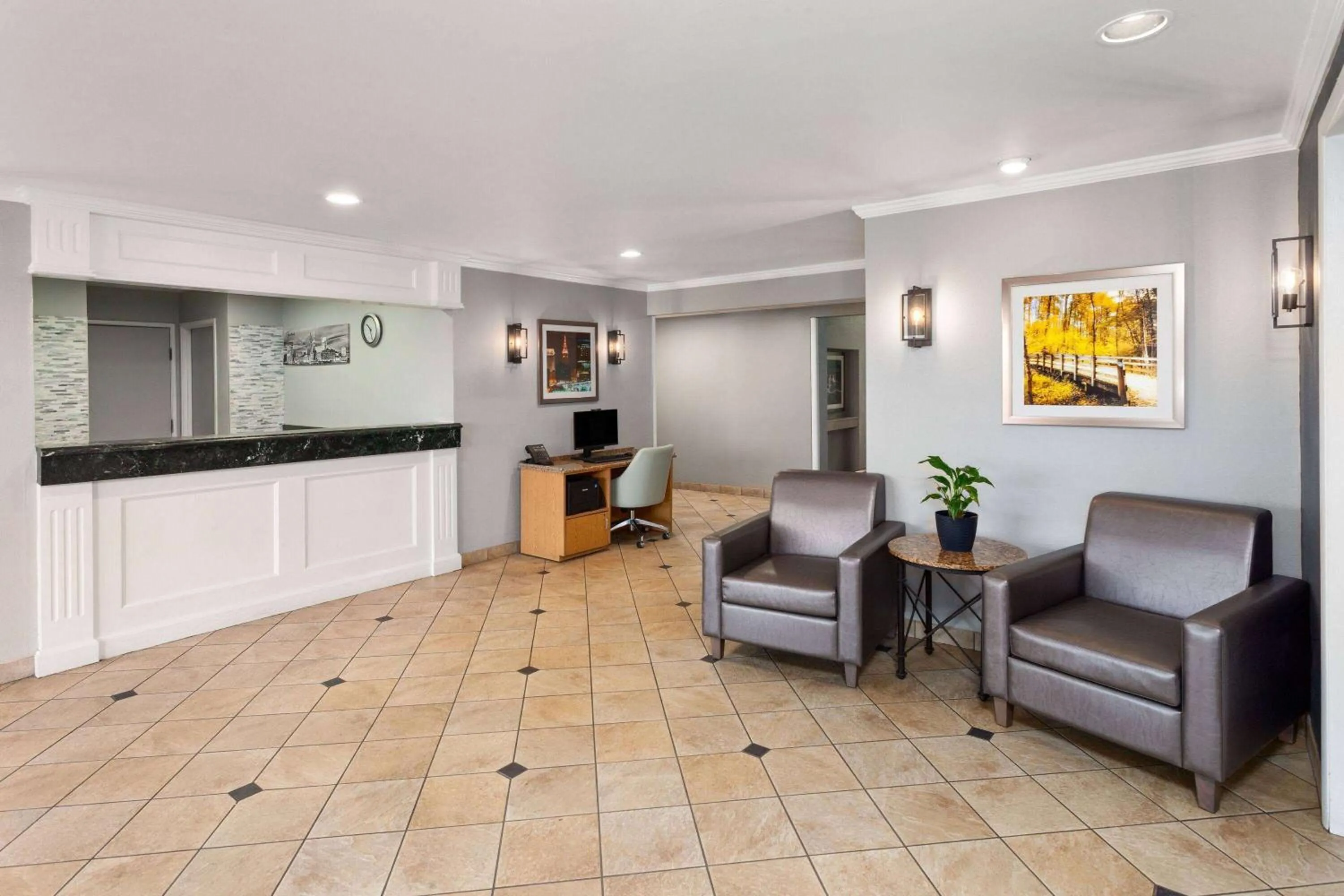 Lobby or reception in La Quinta Inn by Wyndham Cleveland Independence