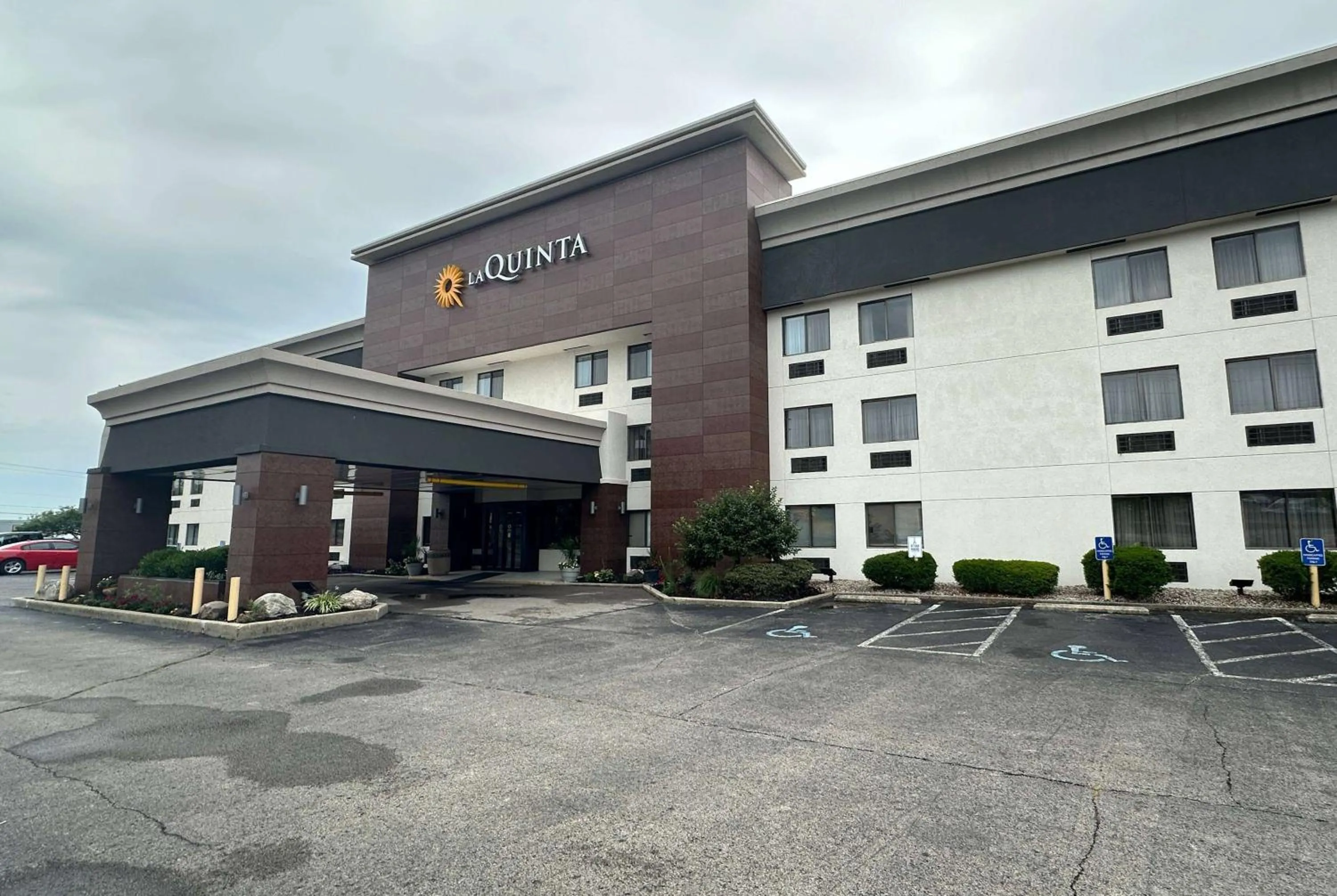 Property building in La Quinta Inn and Suites by Wyndham Cincinnati North
