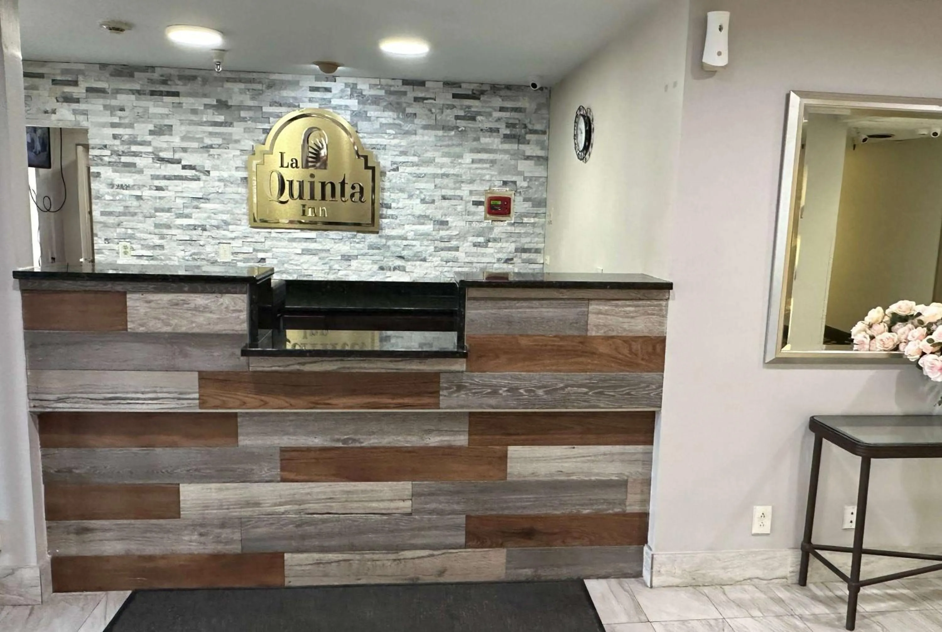 Lobby or reception in La Quinta Inn and Suites by Wyndham Cincinnati North
