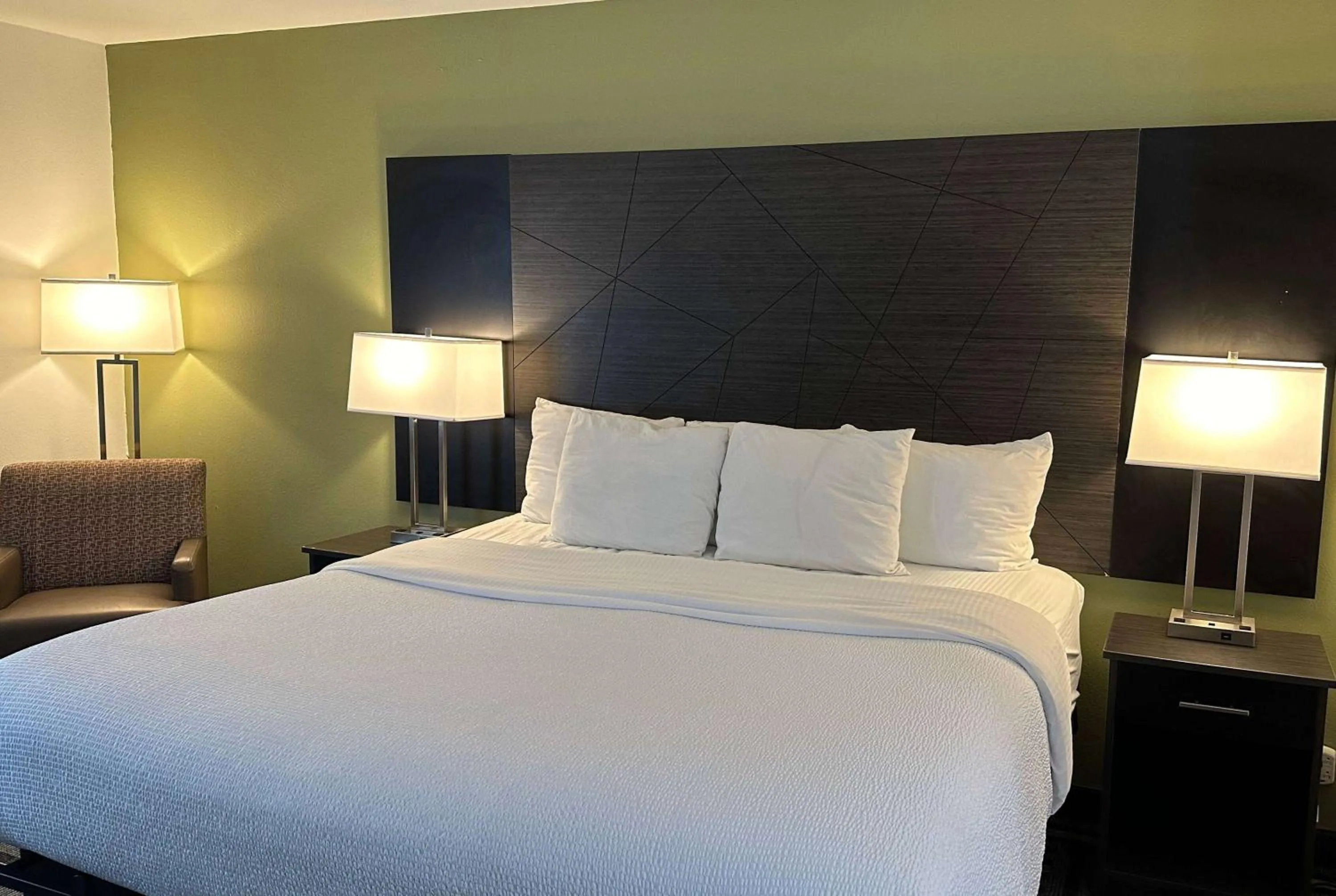 Photo of the whole room, Bed in La Quinta Inn and Suites by Wyndham Cincinnati North