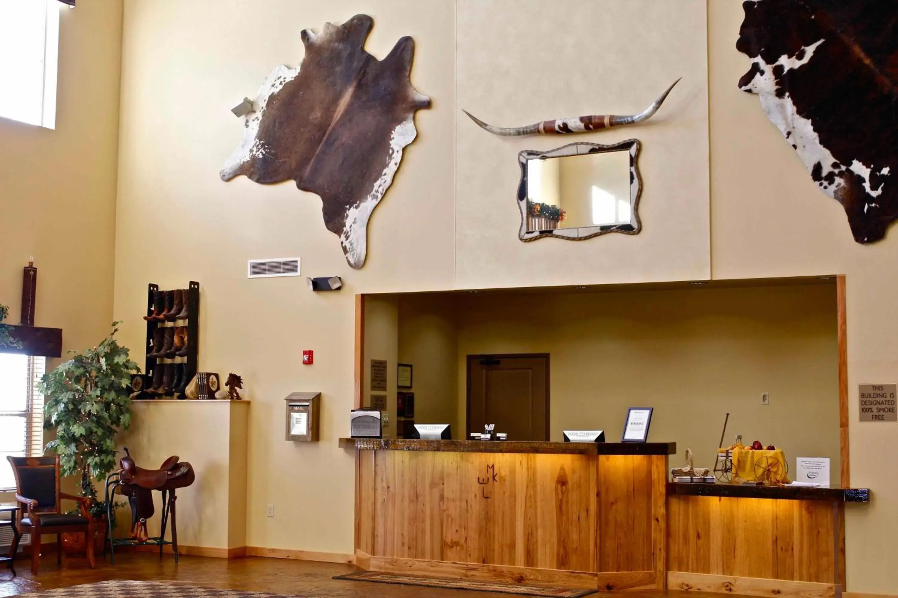 Lobby or reception, Kitchen/Kitchenette in Arbuckle Lodge Gillette