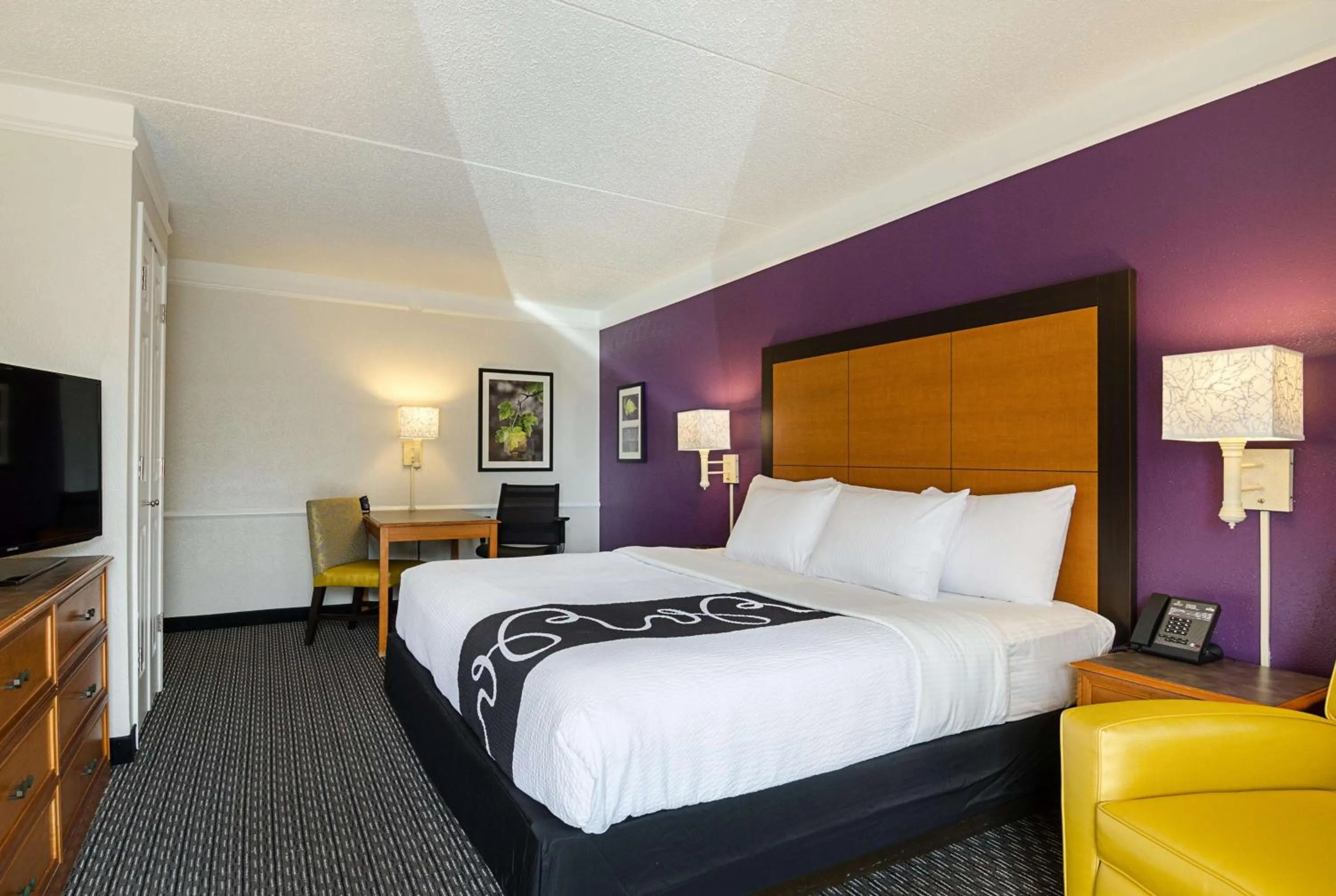 Photo of the whole room, Bed in Travelodge by Wyndham Houston Cy-Fair