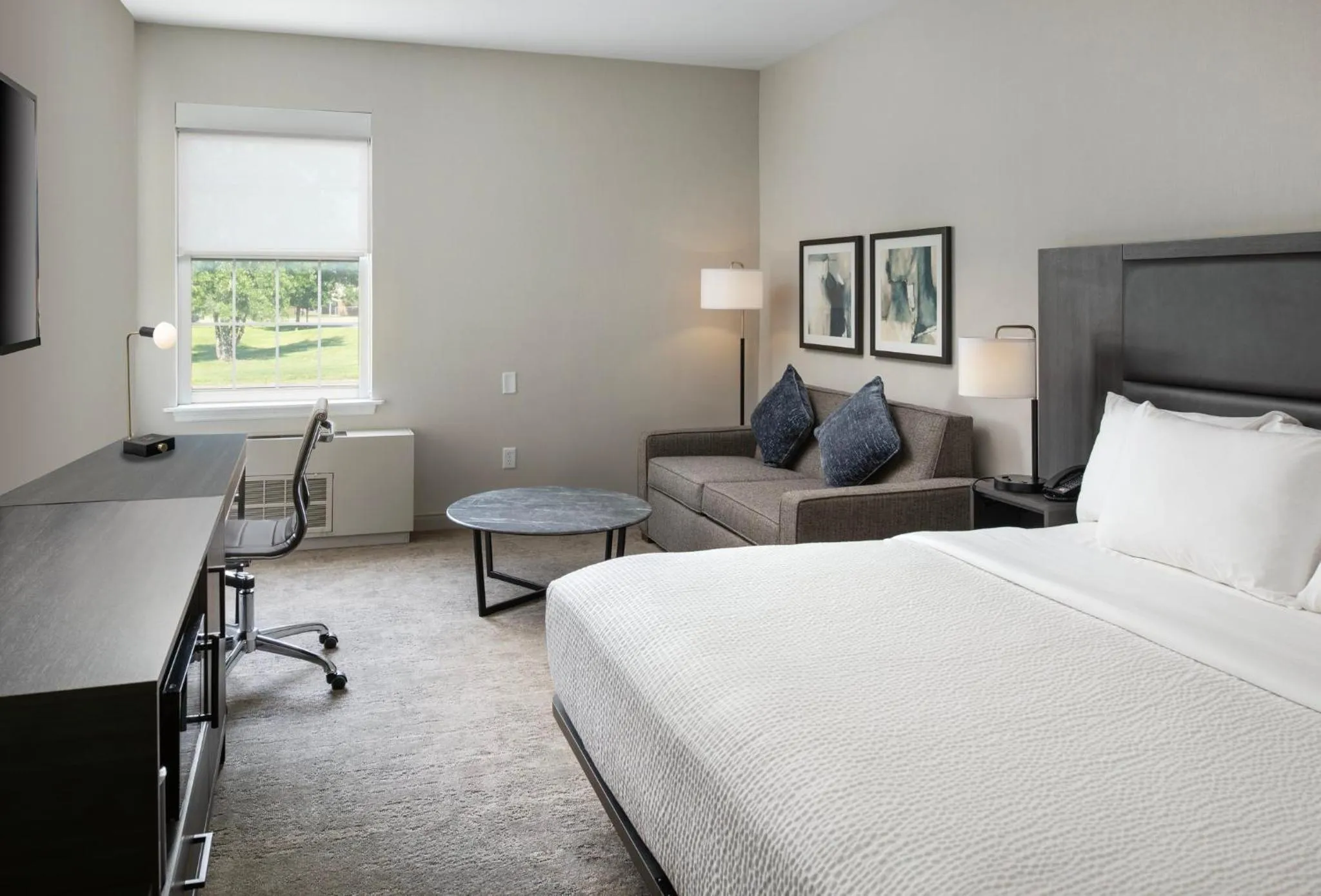 Photo of the whole room, Bed in Holiday Inn Express St. Albans by IHG