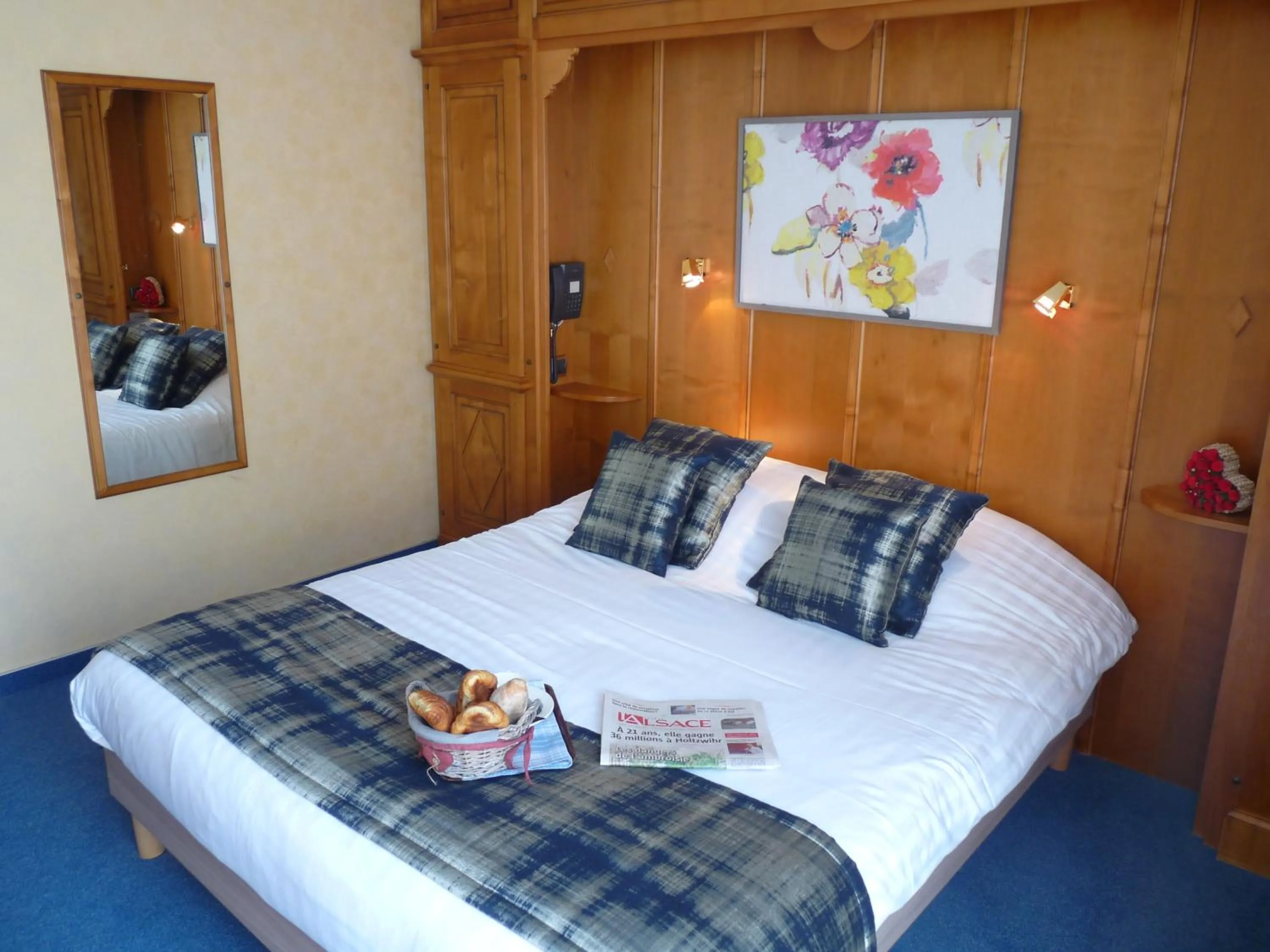 Bedroom, Bed in Hôtel Le Riquewihr